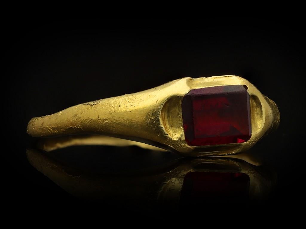 Rough Cut Medieval Garnet Gold Ring, circa 13th-15th Century For Sale