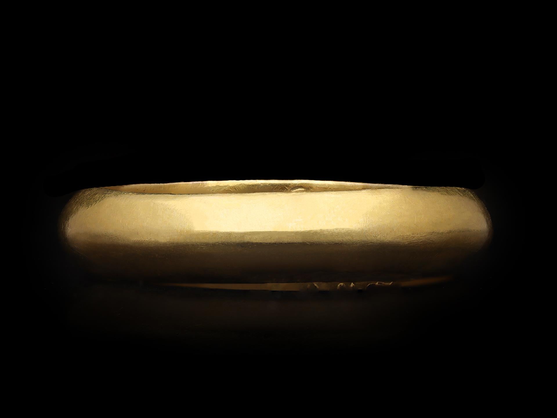Women's or Men's Medieval gold posy ring, 'Love is the bond of peace', circa early 17th century For Sale