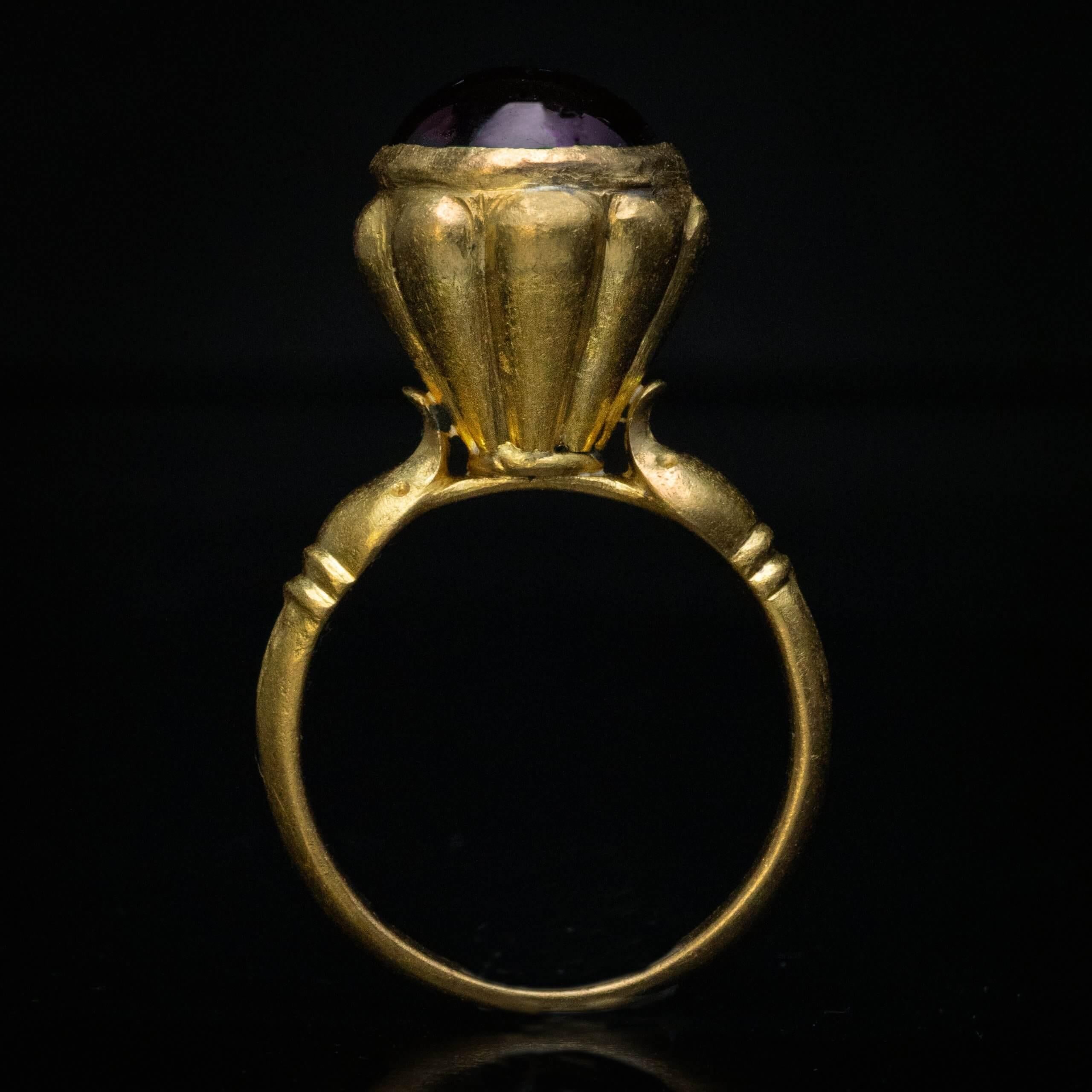 Peut-être Italie du Nord, vers le XIIIe siècle ADS

Cette exceptionnelle bague en or massif (environ 20,95 carats) est un exemple frappant de bijoux médiévaux vénéto-byzantins. Elle se distingue par son haut chaton conique cannelé serti d'un grenat