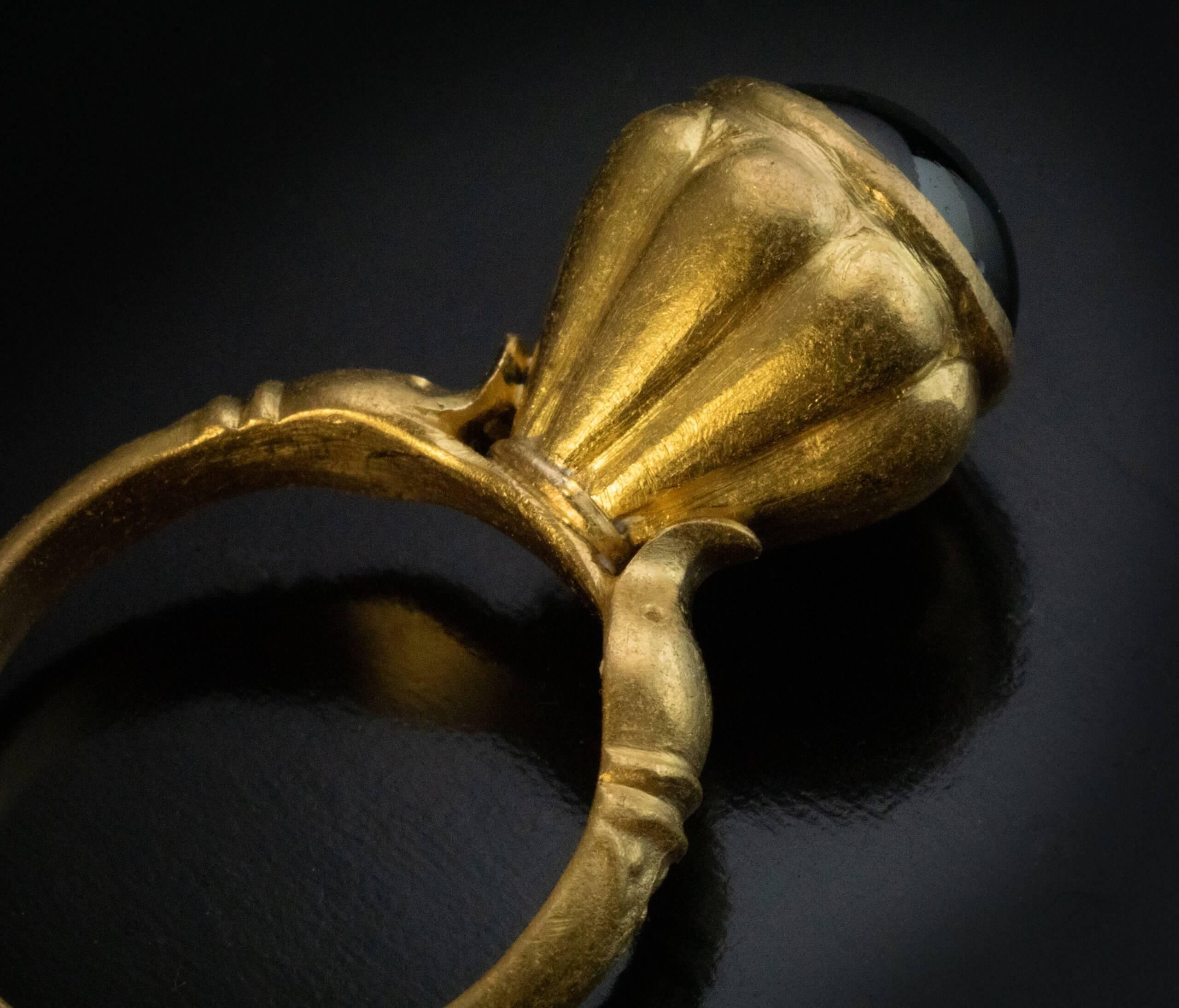Médiéval Bague médiévale en or avec grenat et créatures mythiques c. 1200 - 1300 ADS en vente