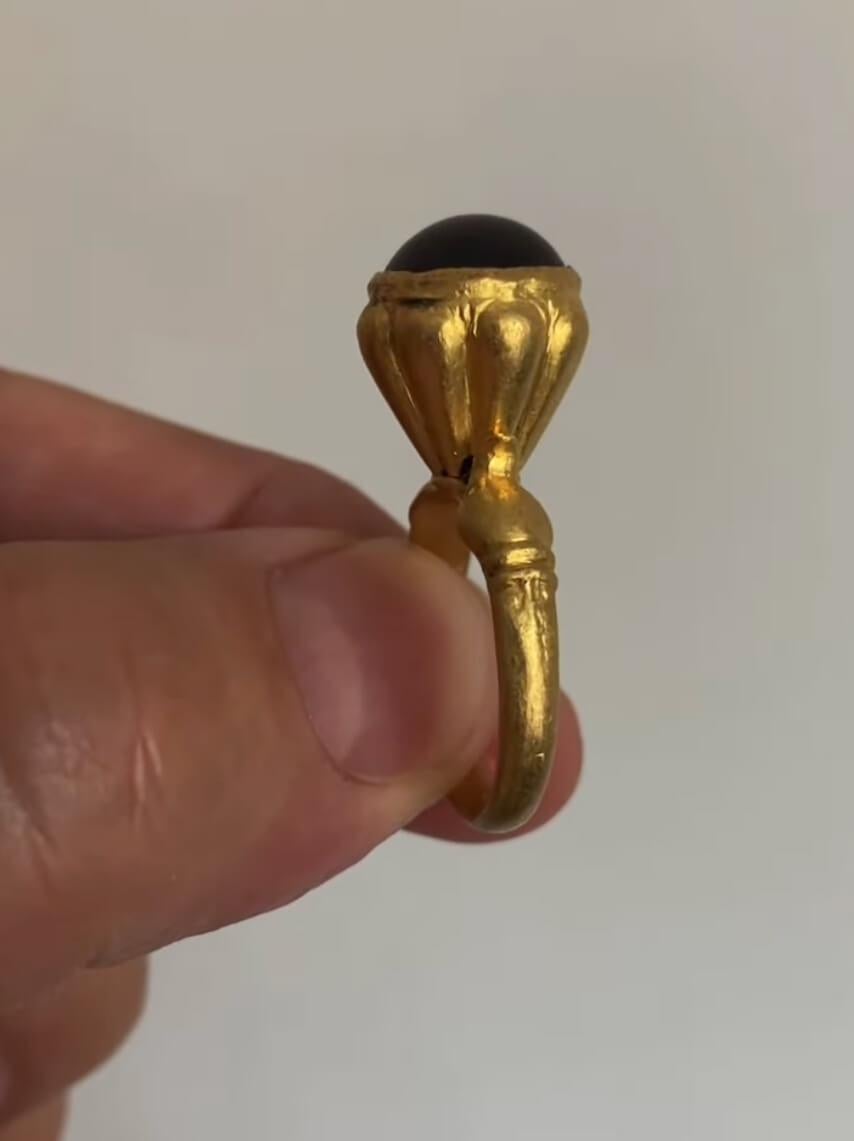 Bague médiévale en or avec grenat et créatures mythiques c. 1200 - 1300 ADS Pour femmes en vente