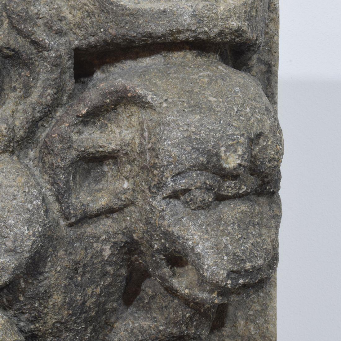 Panel de gárgola medieval gótica francesa tallada en piedra coronada en venta 5