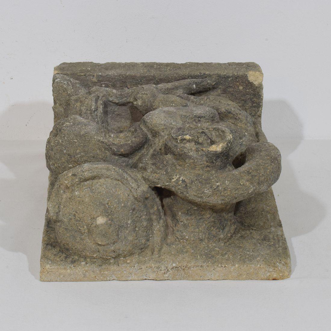 Panel de gárgola medieval gótica francesa tallada en piedra coronada en venta 11