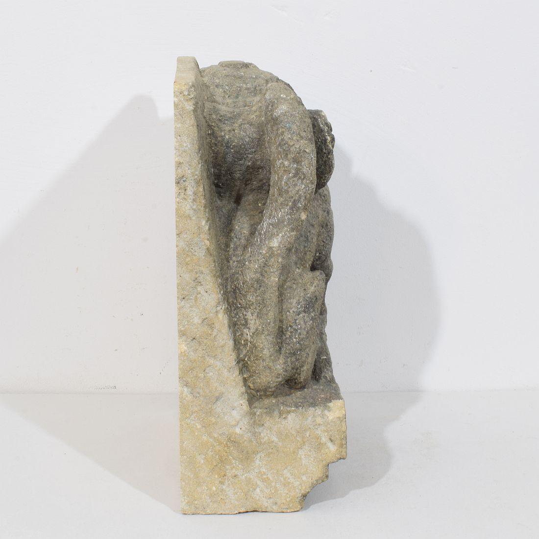 Panel de gárgola medieval gótica francesa tallada en piedra coronada Francés en venta