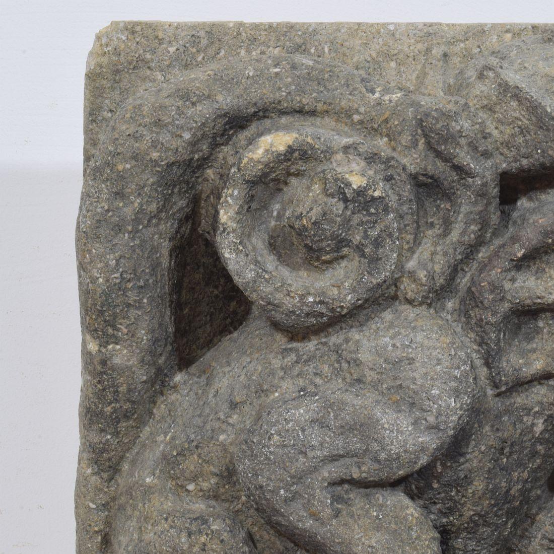 Panel de gárgola medieval gótica francesa tallada en piedra coronada siglo XVIII y antes en venta