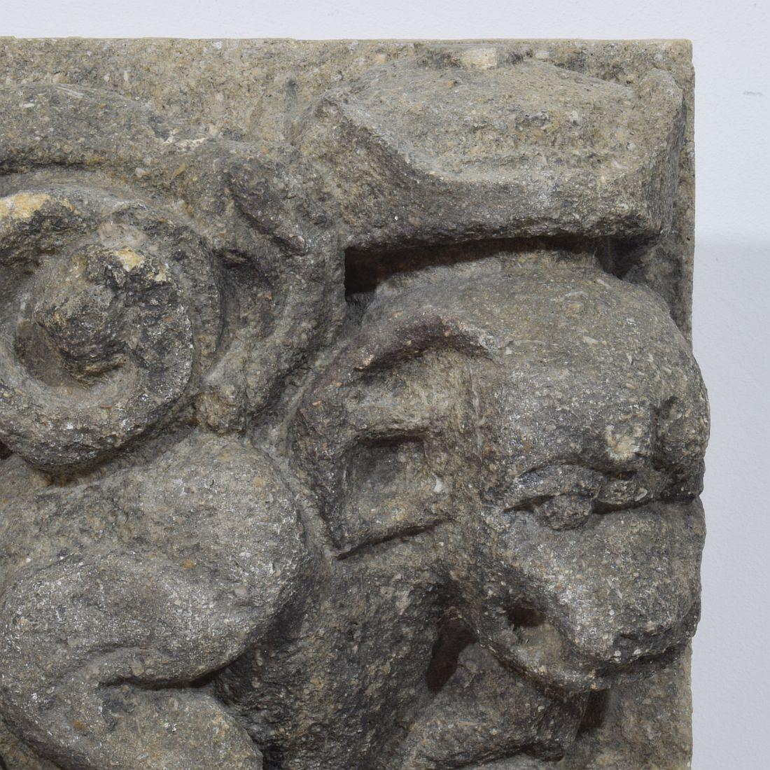Panel de gárgola medieval gótica francesa tallada en piedra coronada Piedra en venta