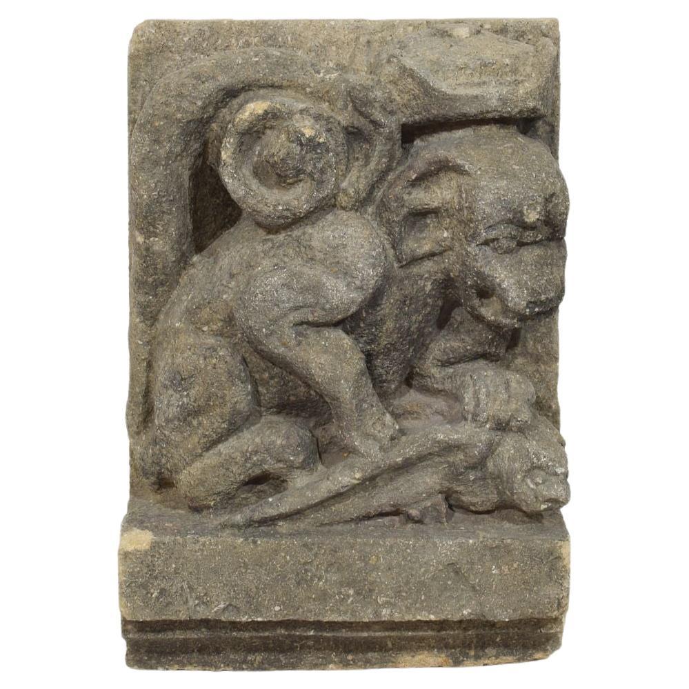 Panel de gárgola medieval gótica francesa tallada en piedra coronada en venta