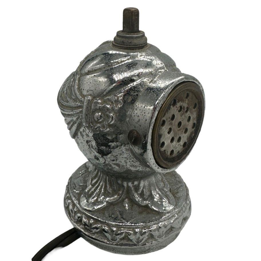 Milieu du XXe siècle Briquet électrique médiéval chevalier chromé Omsco en vente