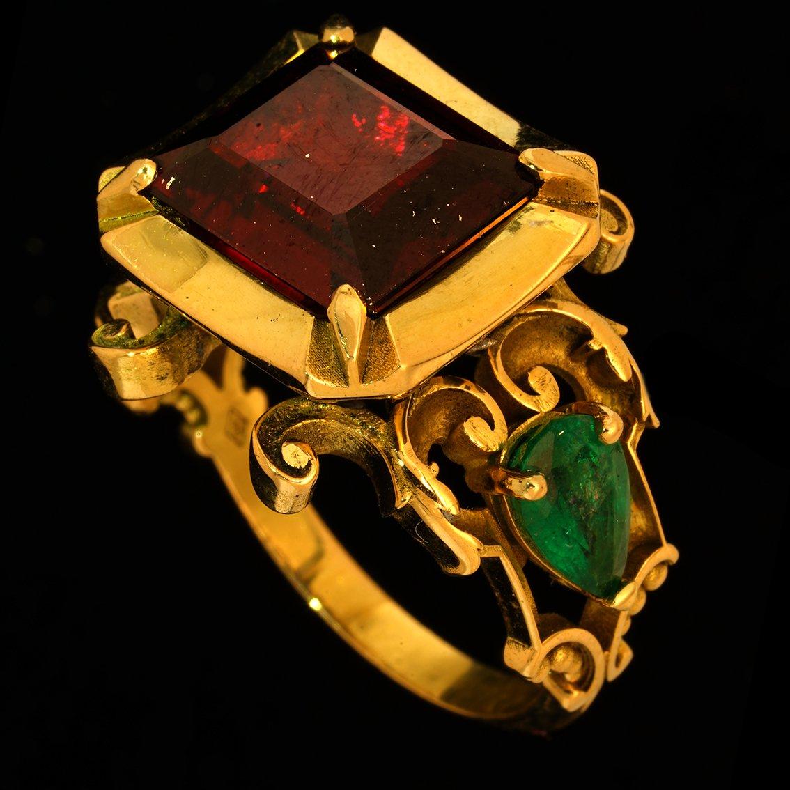 7.9ct Garnet, 1.65cts Emeralds, Enamel, & 18kt Yellow Gold Antique Style Ring  For Sale 4