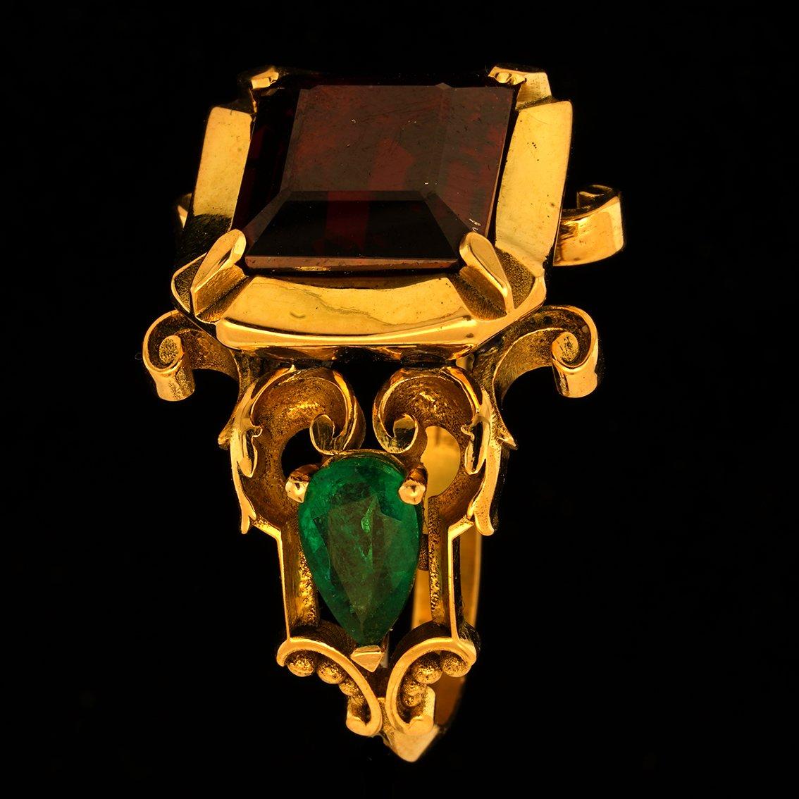 7.9ct Garnet, 1.65cts Emeralds, Enamel, & 18kt Yellow Gold Antique Style Ring  For Sale 8