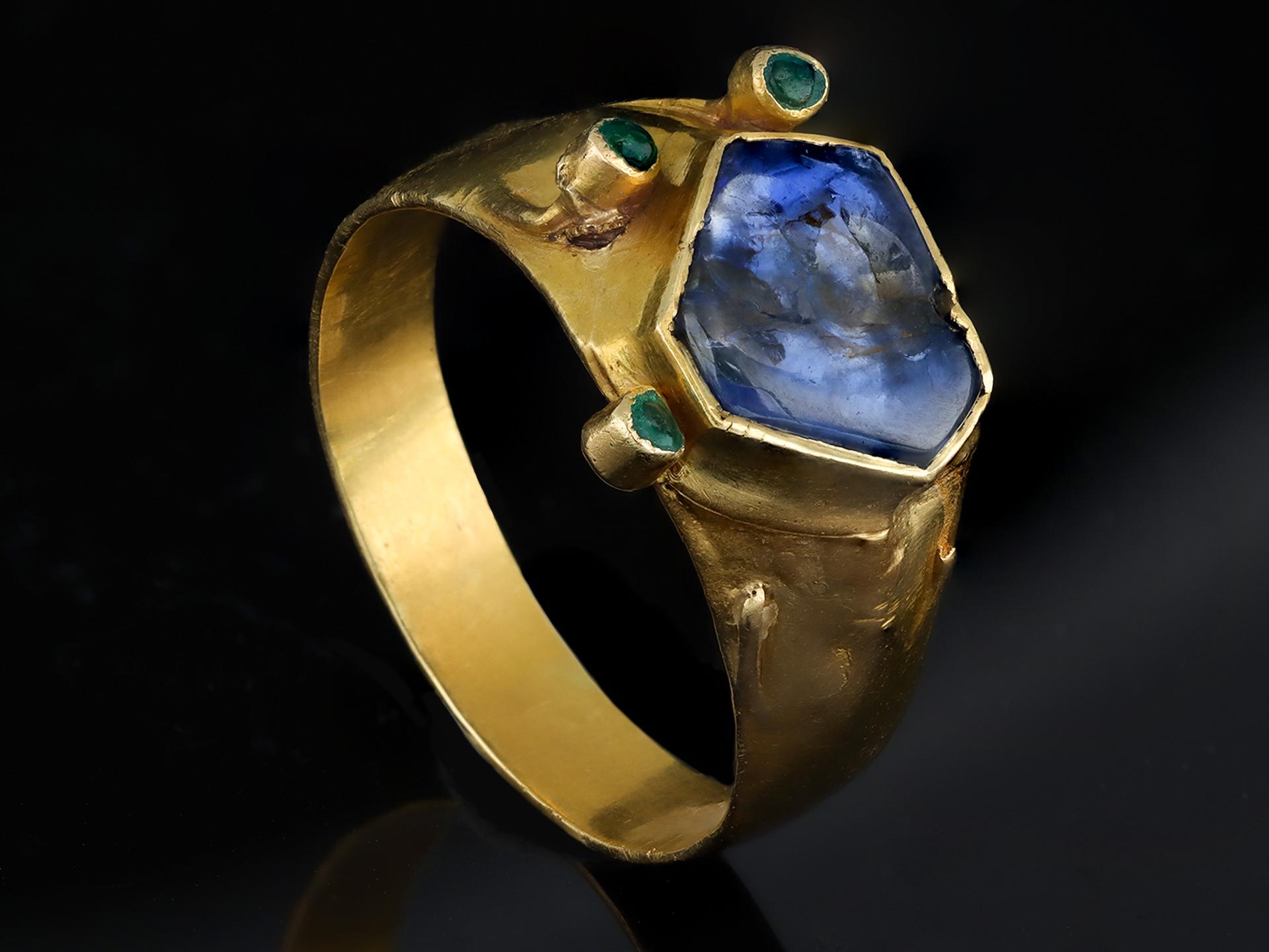 Medieval Sapphire and Emerald Ring, circa 1200-1500 In Good Condition For Sale In London, GB