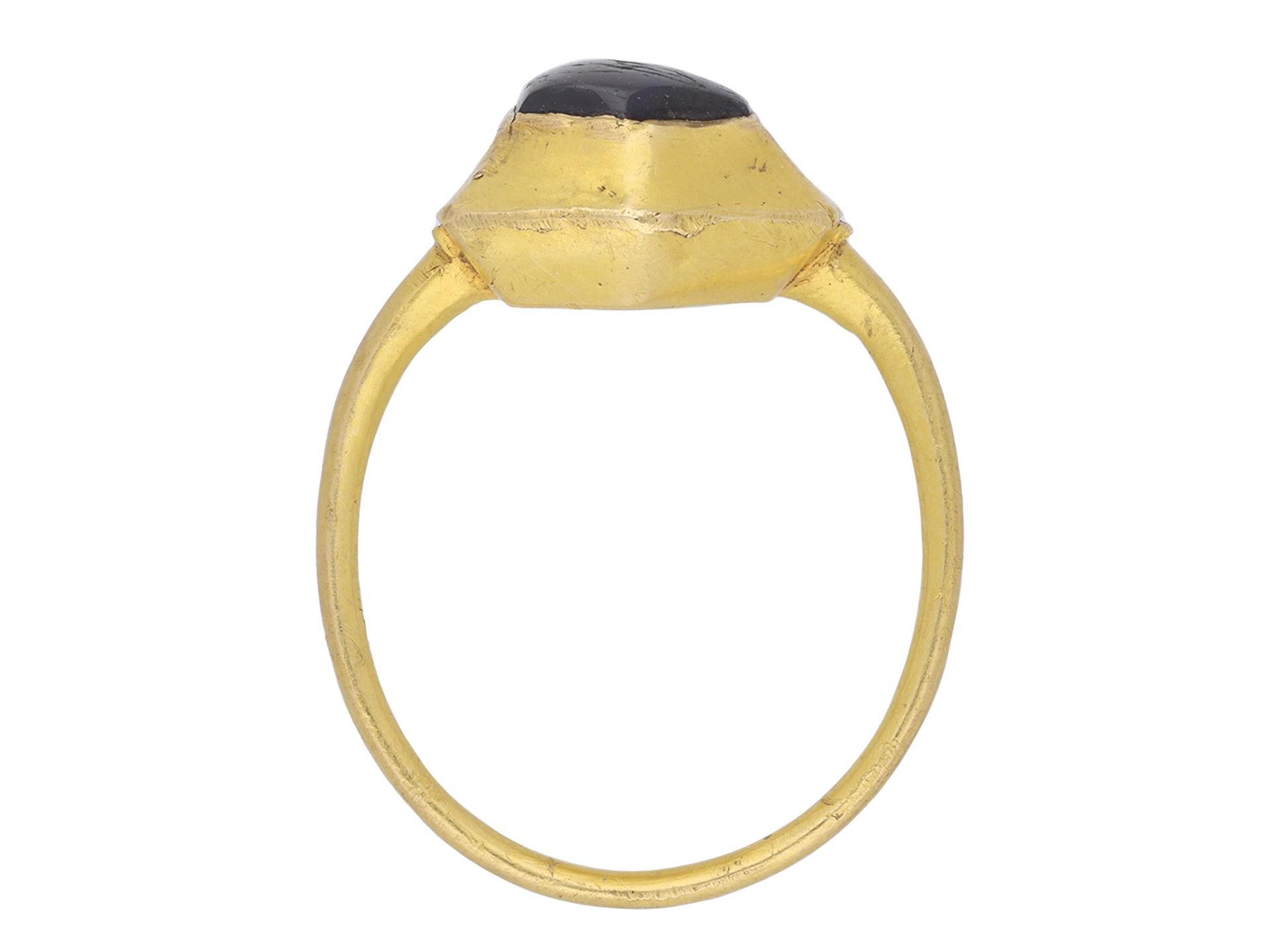 Bague médiévale en or cabochon de saphir, circa 14-15e siècle Bon état - En vente à London, GB