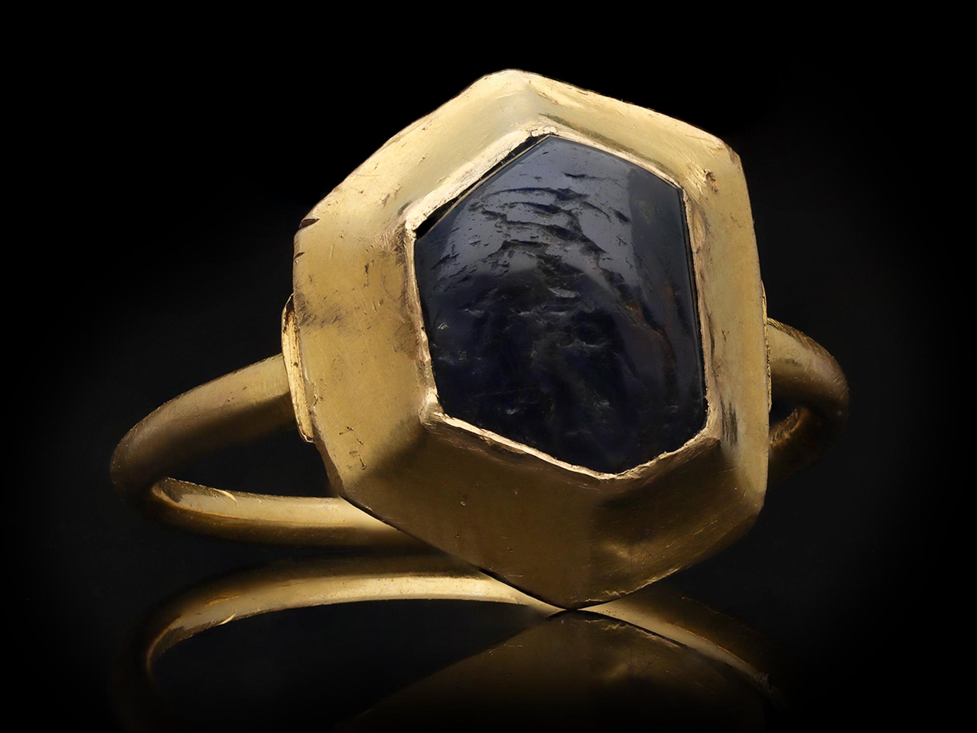 Medieval sapphire cabochon gold ring circa 14-15th century In Good Condition For Sale In London, GB