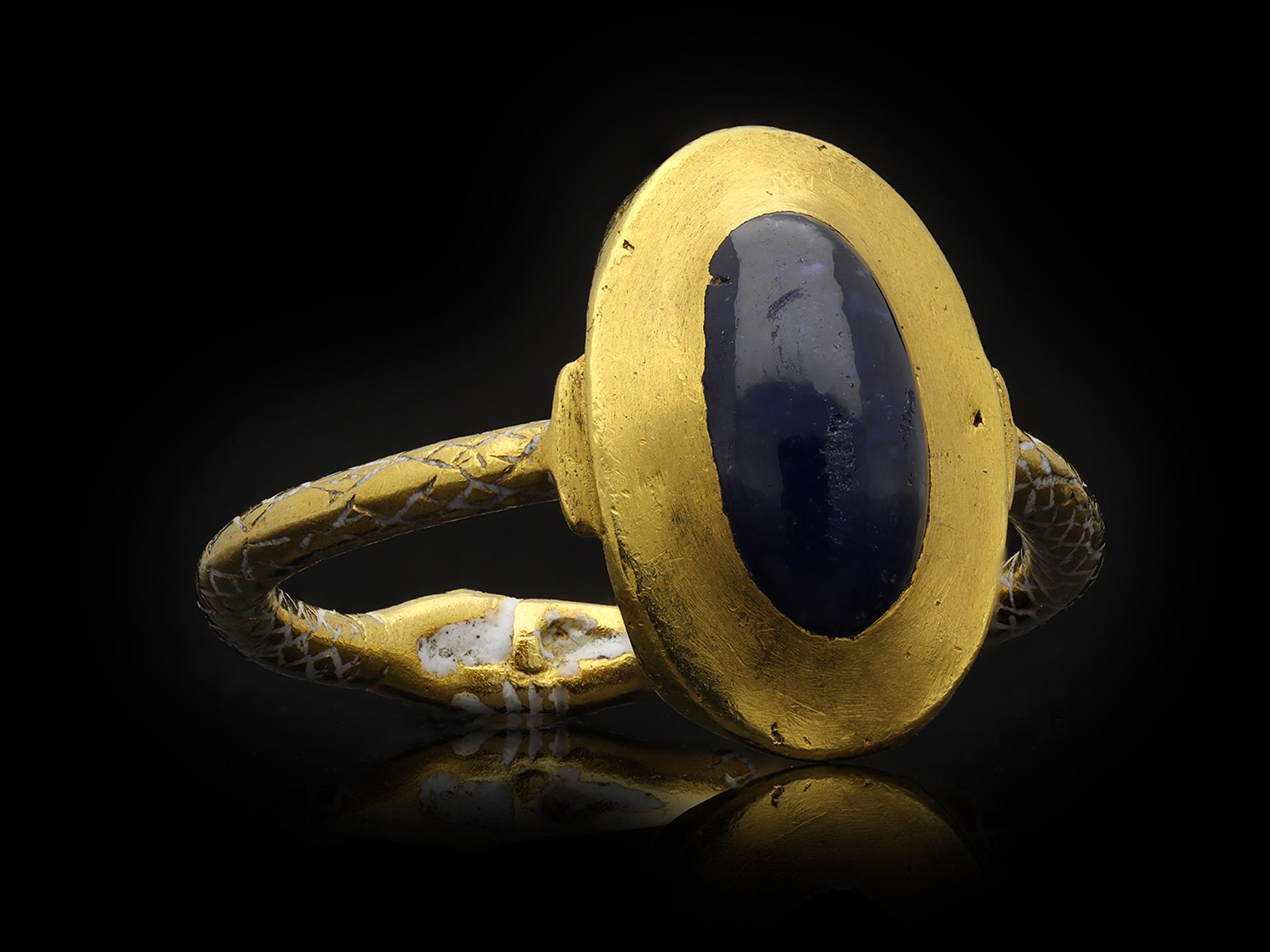 Medieval Sapphire Fede Ring, circa 14th Century AD For Sale 1