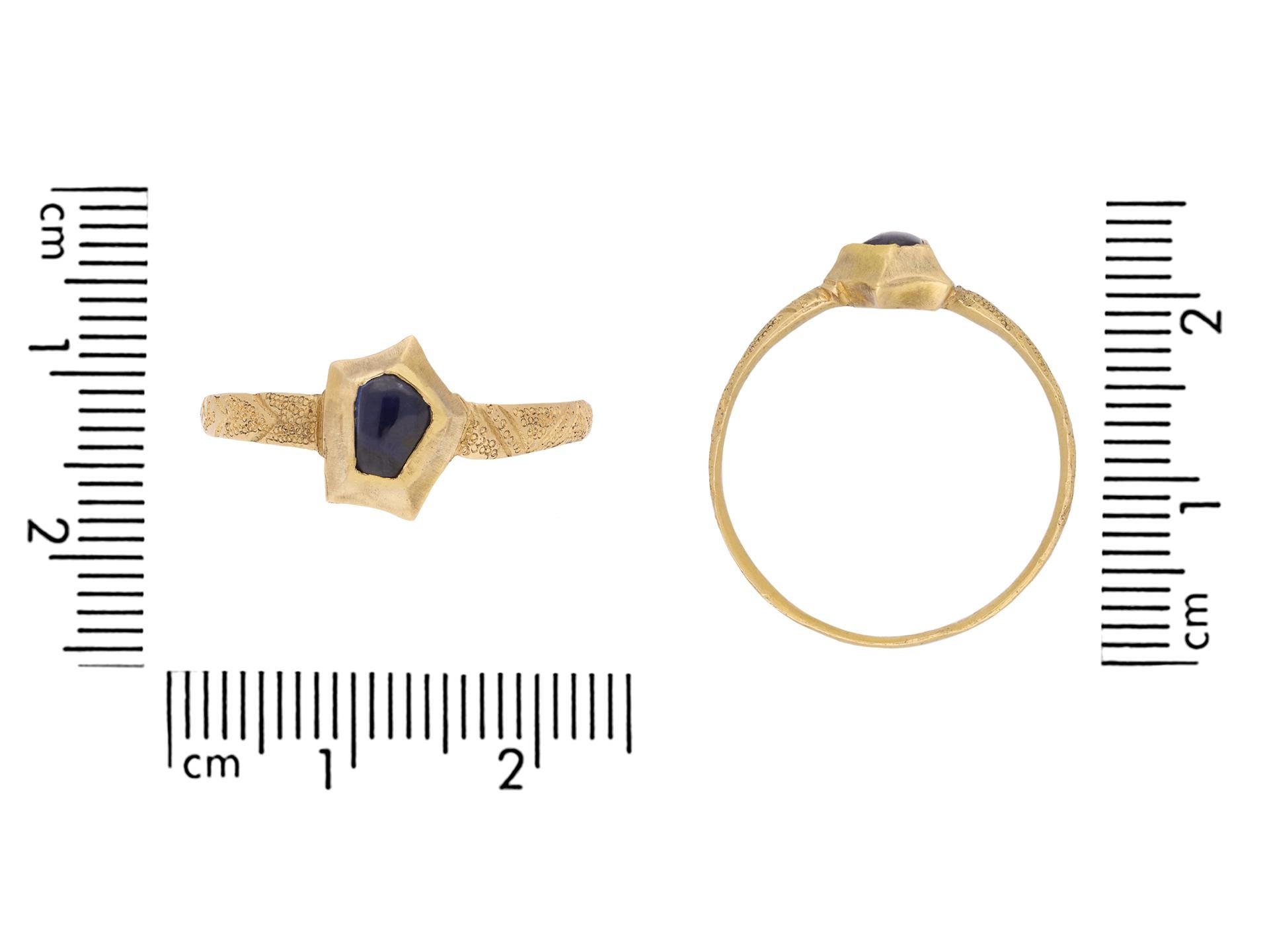 Medieval sapphire ring, circa 14th century.  In Good Condition For Sale In London, GB