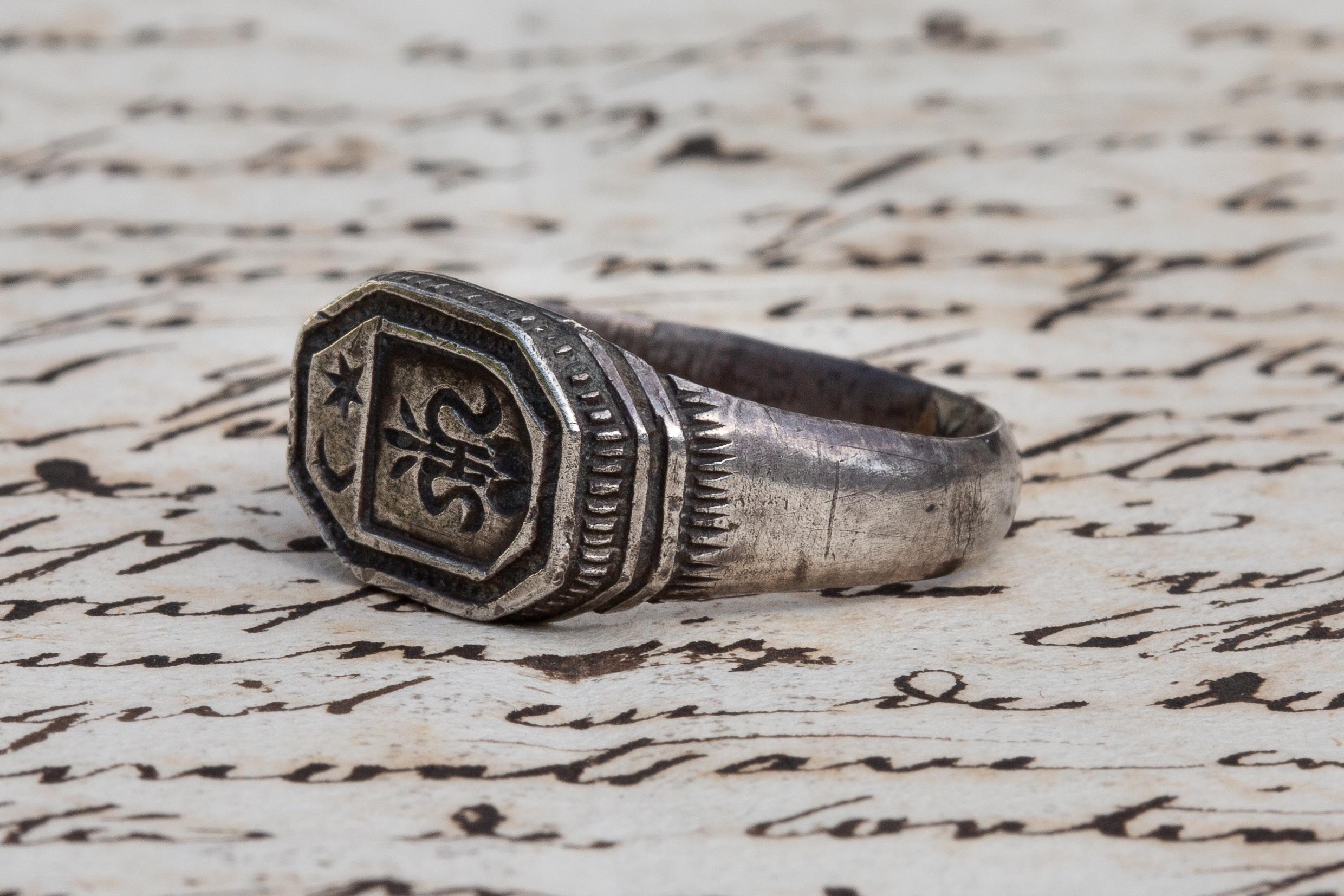 Medieval Silver Heraldic Coat of Arms Intaglio Signet Ring, 14th Century 2