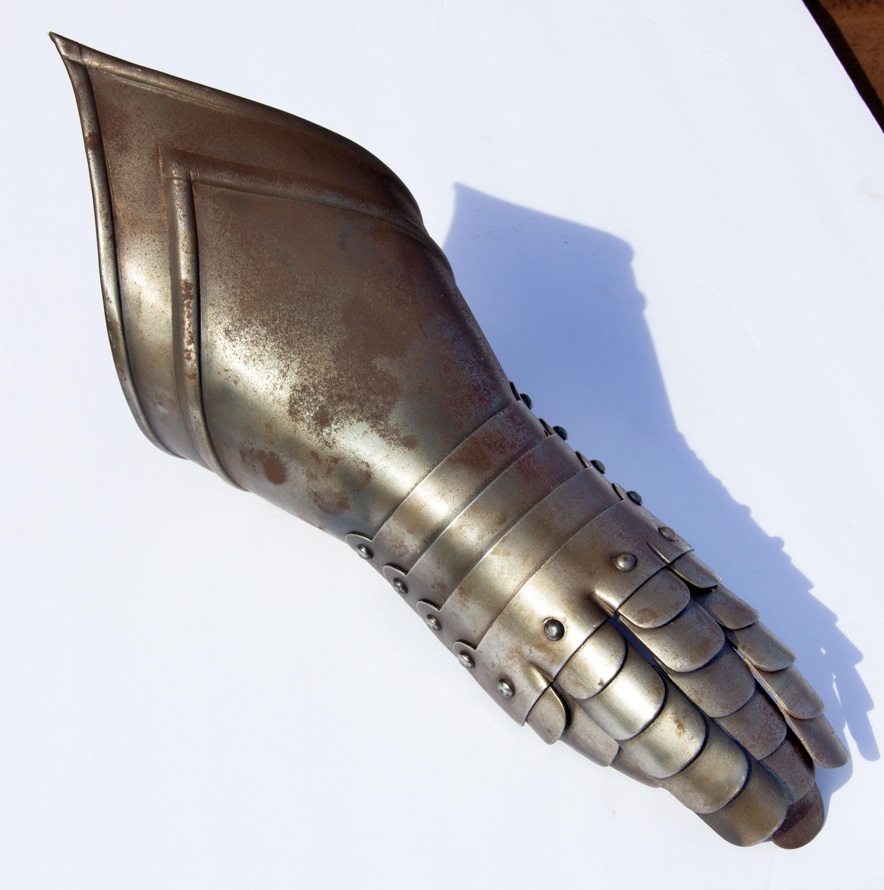 Gelenkiger Stulpenhandschuh aus Stahl im mittelalterlichen Stil. Gut gemacht, Mitte des 20. Jahrhunderts.