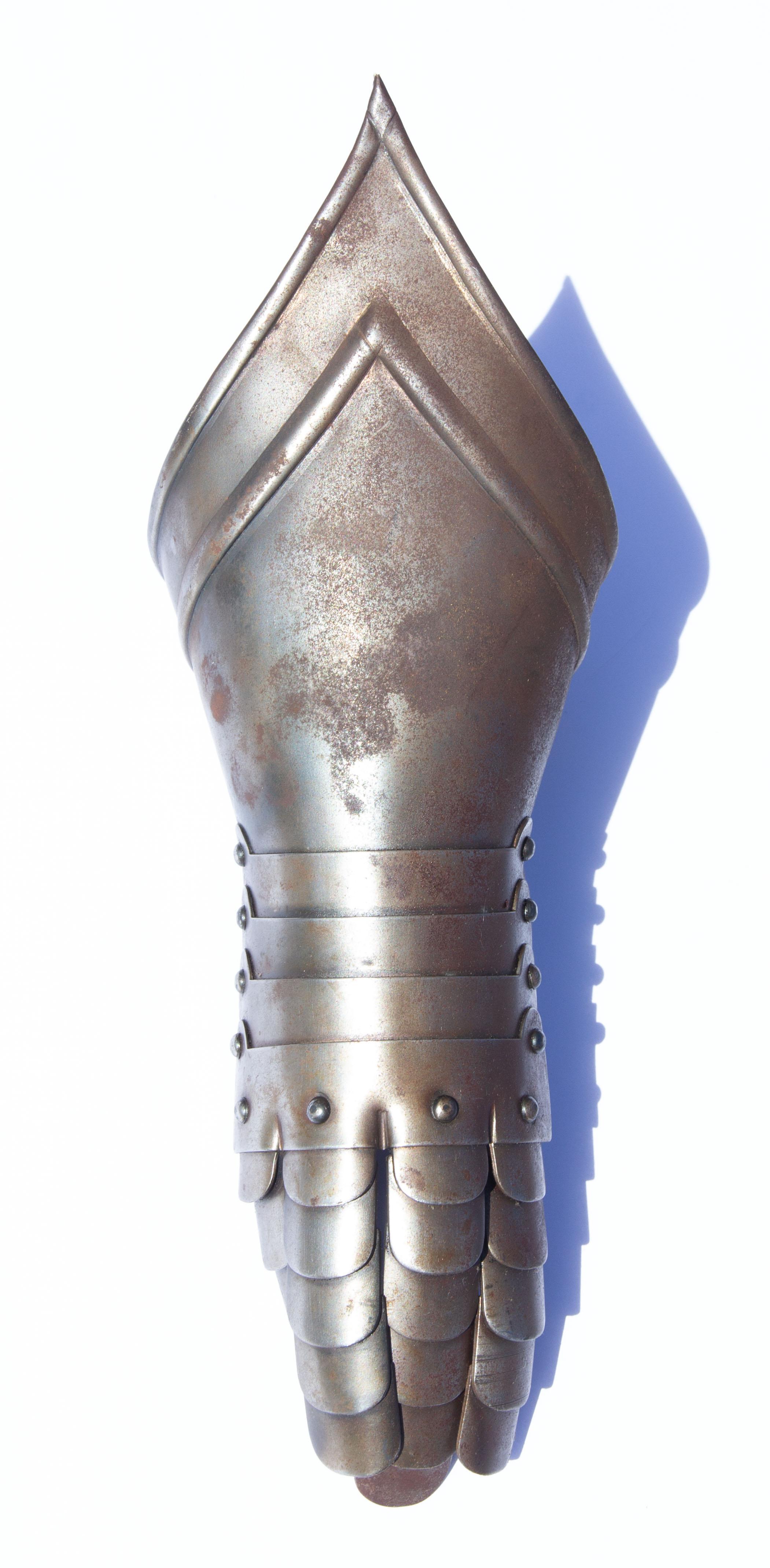 Médiéval Gauntlet d'armure en acier articulé de style médiéval en vente