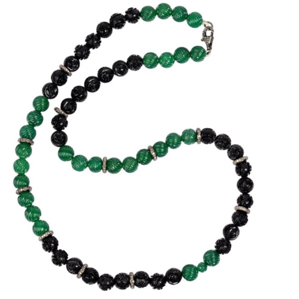 Mehrfarbige geschnitzte Onyx-Perlenkette im mittelalterlichen Stil mit Diamanten (Gemischter Schliff) im Angebot