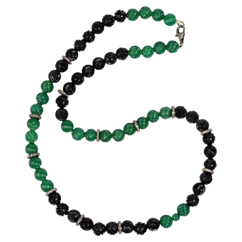 Mehrfarbige geschnitzte Onyx-Perlenkette im mittelalterlichen Stil mit Diamanten im Angebot