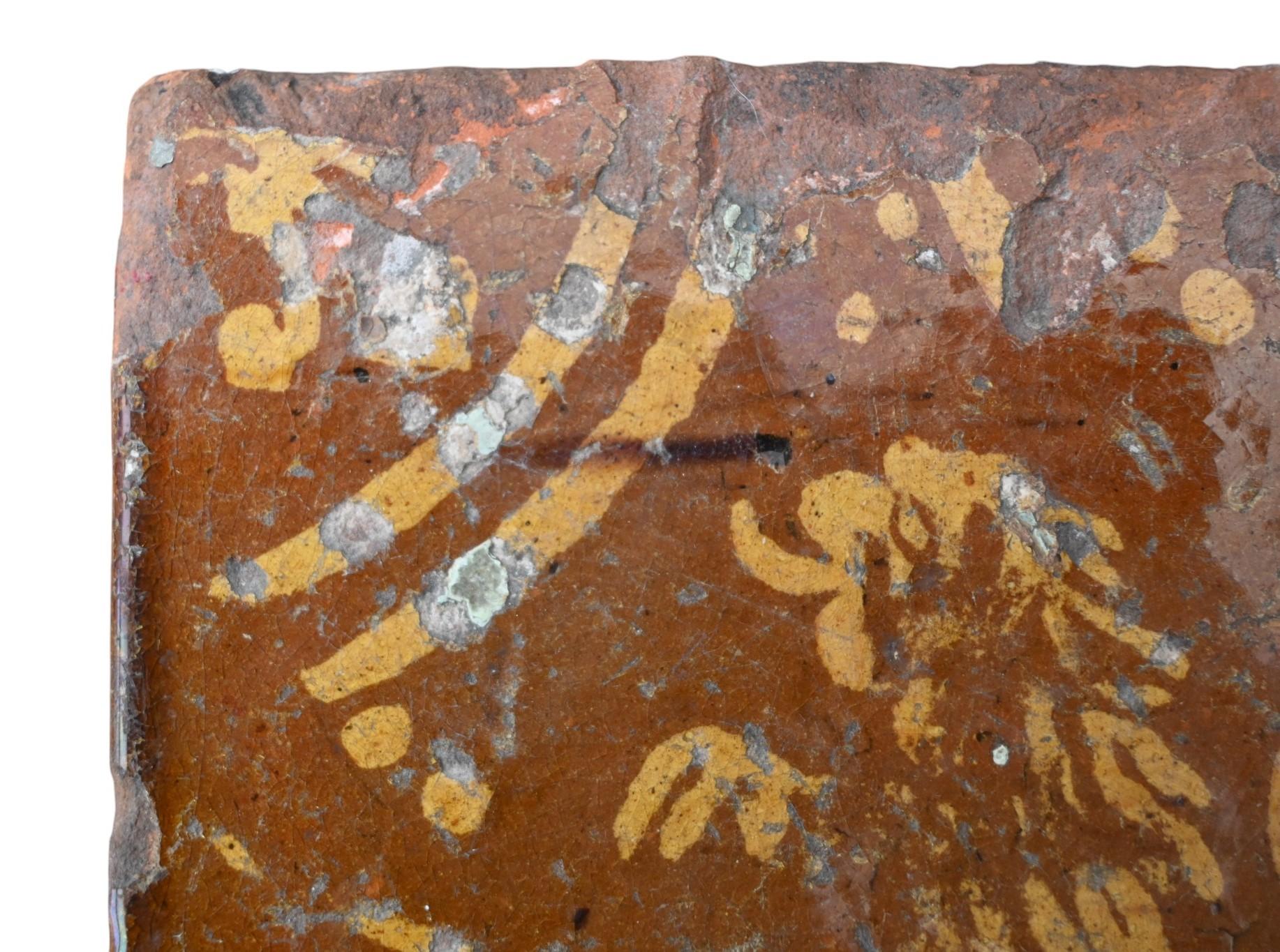 Carreau de sol médiéval provenant du château des Gravensteen - Gand, XIVe-XVe siècle

Rare carreau de sol en faïence rouge décoré d'un lion héraldique, incisé et incrusté d'engobe jaune sous une glaçure transparente au plomb.
Taille : 15 × 15 cm,