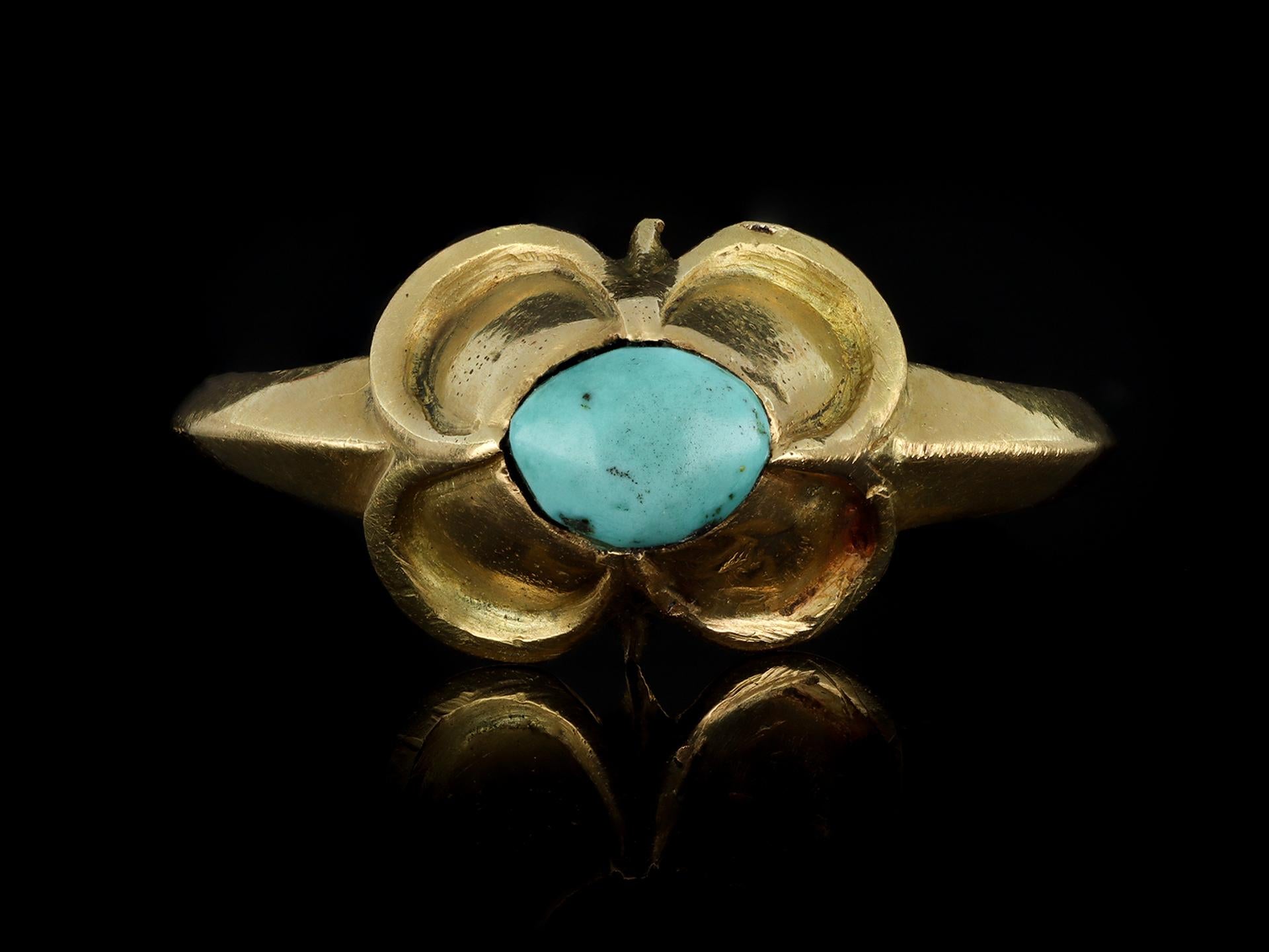 Medieval turquoise stirrup ring, circa 15th century In Good Condition For Sale In London, GB