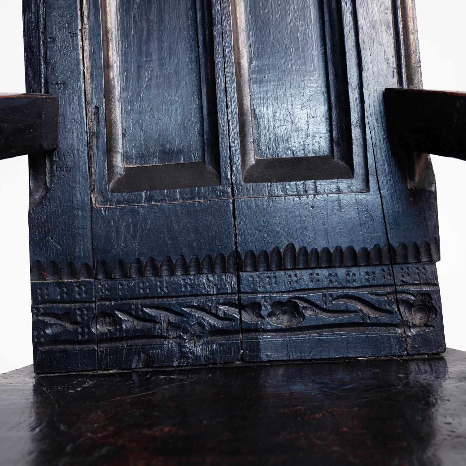 Fauteuil sculptural médiéval en noyer avec sculptures florales, 17e siècle en vente 7