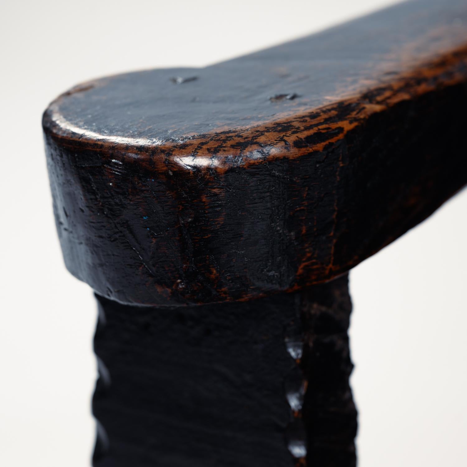 Cette chaise unique de la fin du Moyen Âge date de la période romane et a été fabriquée en Angleterre.
La chaise est fabriquée en bois de noyer, dans lequel sont sculptés de magnifiques motifs floraux. 
On dirait que la chaise a été fabriquée à