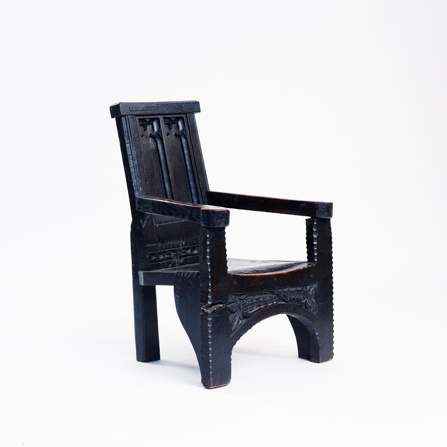Médiéval Fauteuil sculptural médiéval en noyer avec sculptures florales, 17e siècle en vente