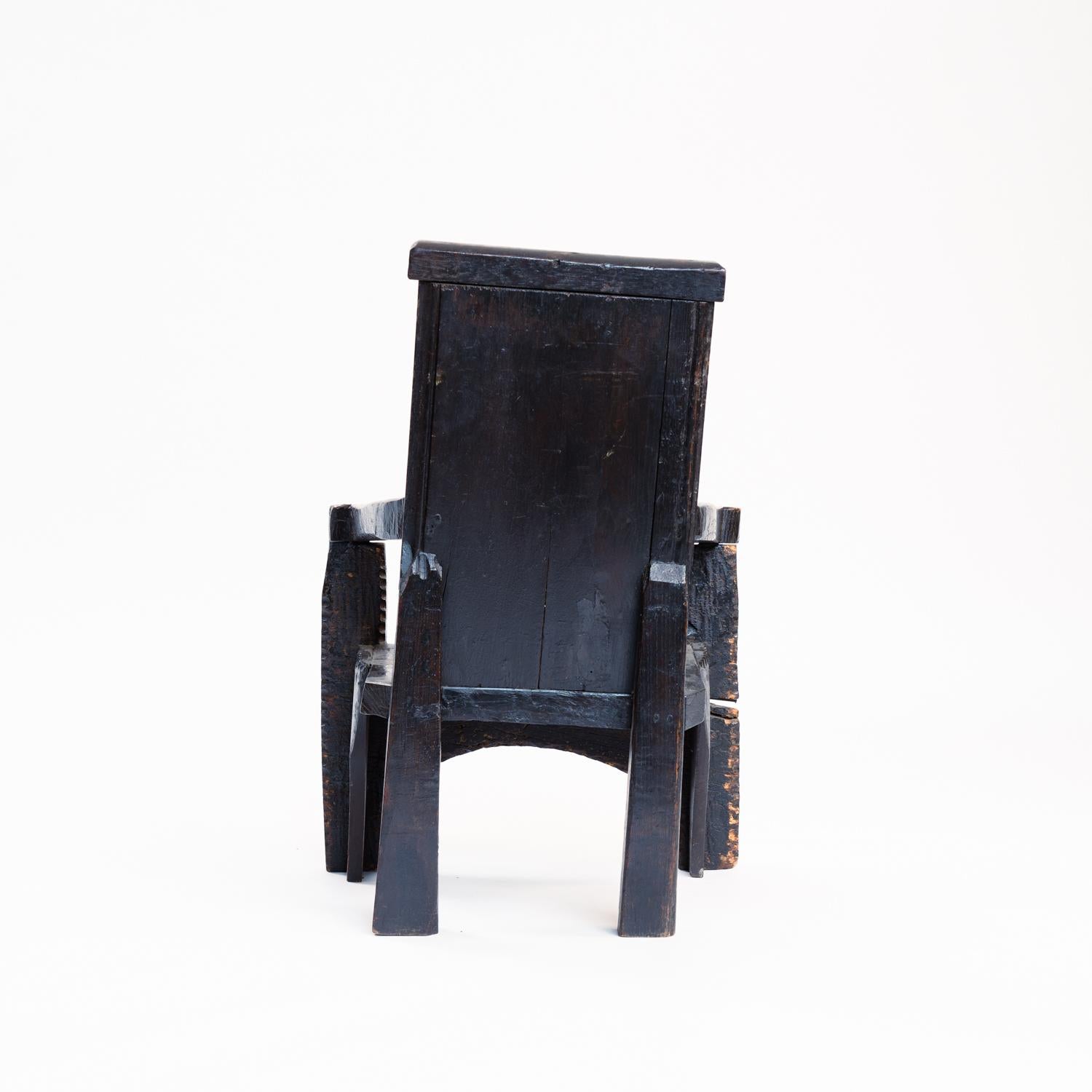 Britannique Fauteuil sculptural médiéval en noyer avec sculptures florales, 17e siècle en vente