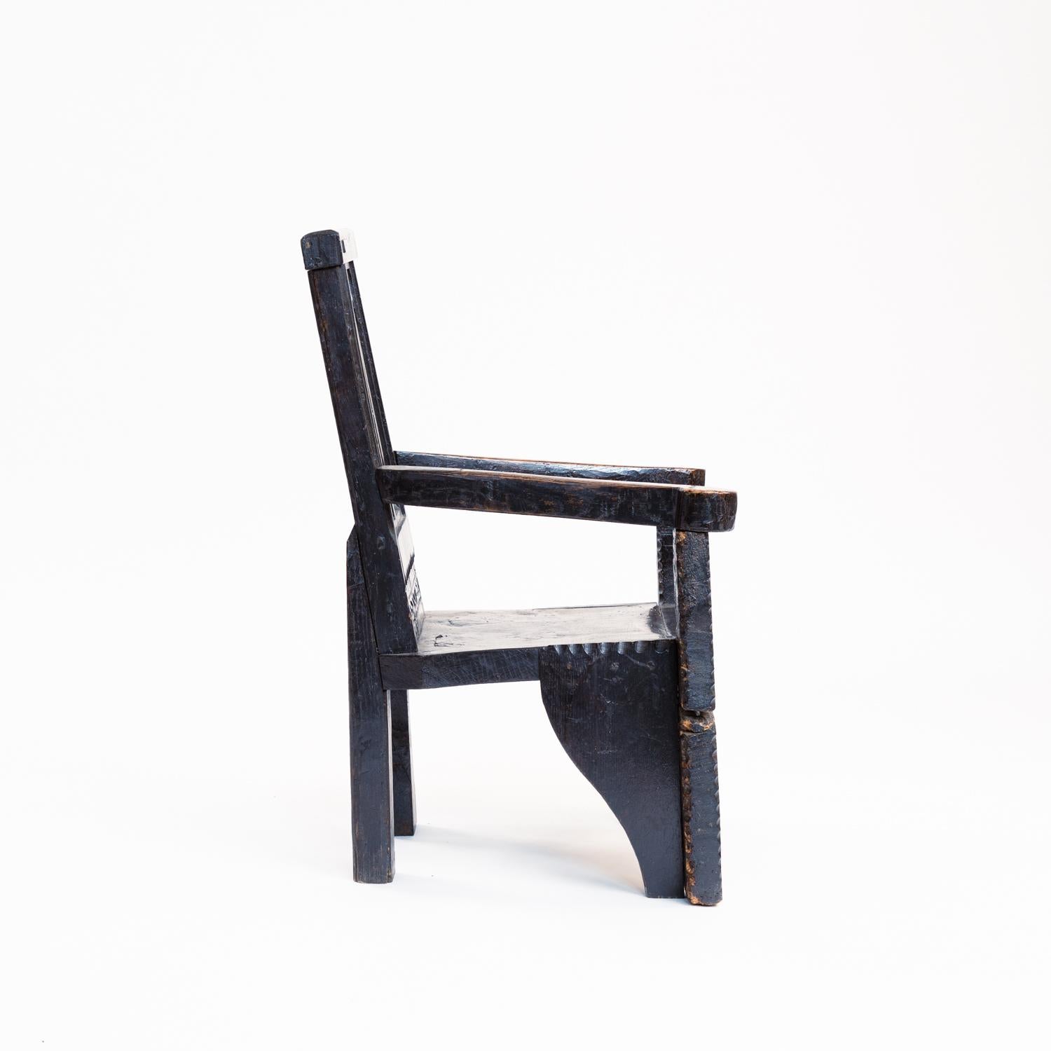 Sculpté à la main Fauteuil sculptural médiéval en noyer avec sculptures florales, 17e siècle en vente