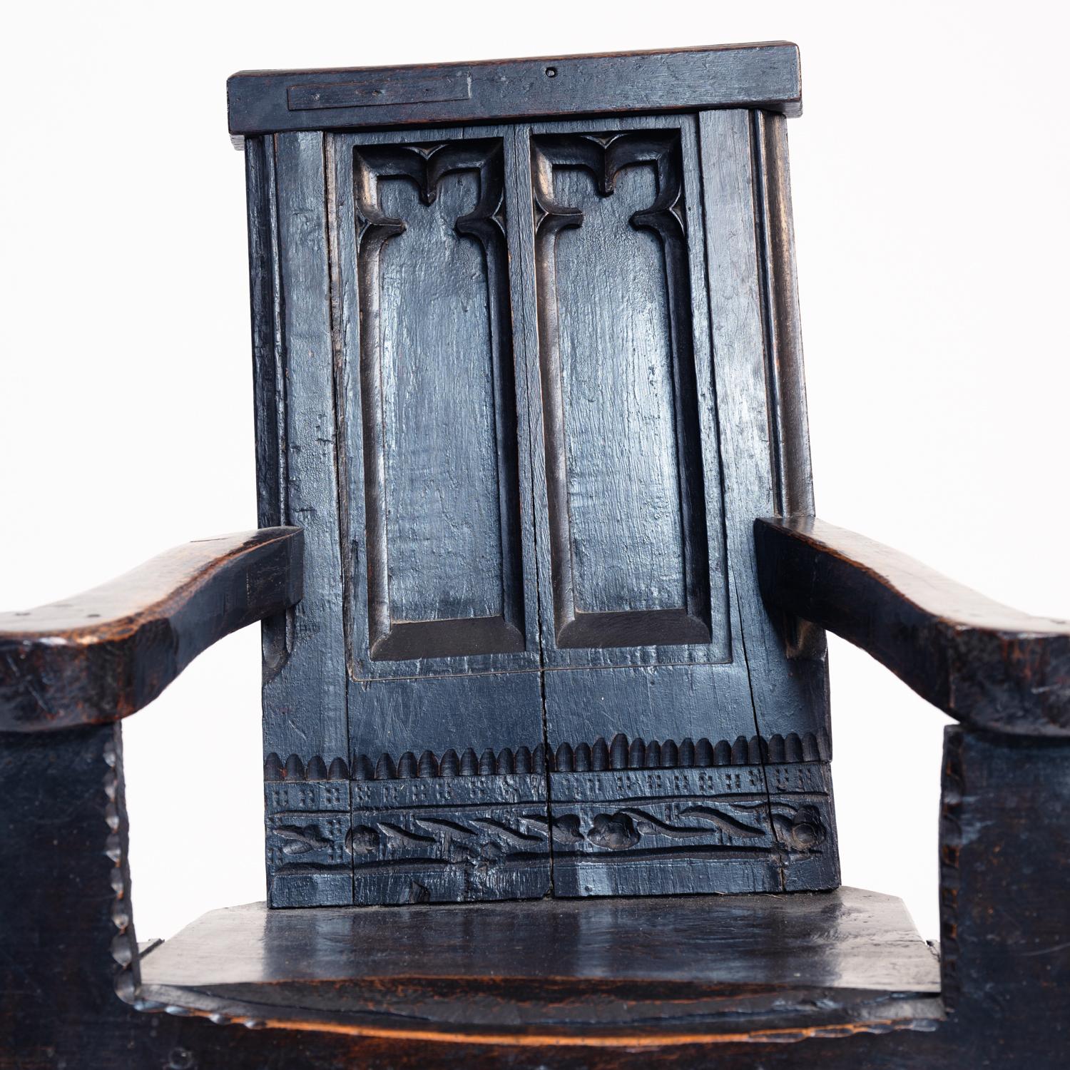 Fauteuil sculptural médiéval en noyer avec sculptures florales, 17e siècle Bon état - En vente à Zevenaar, NL