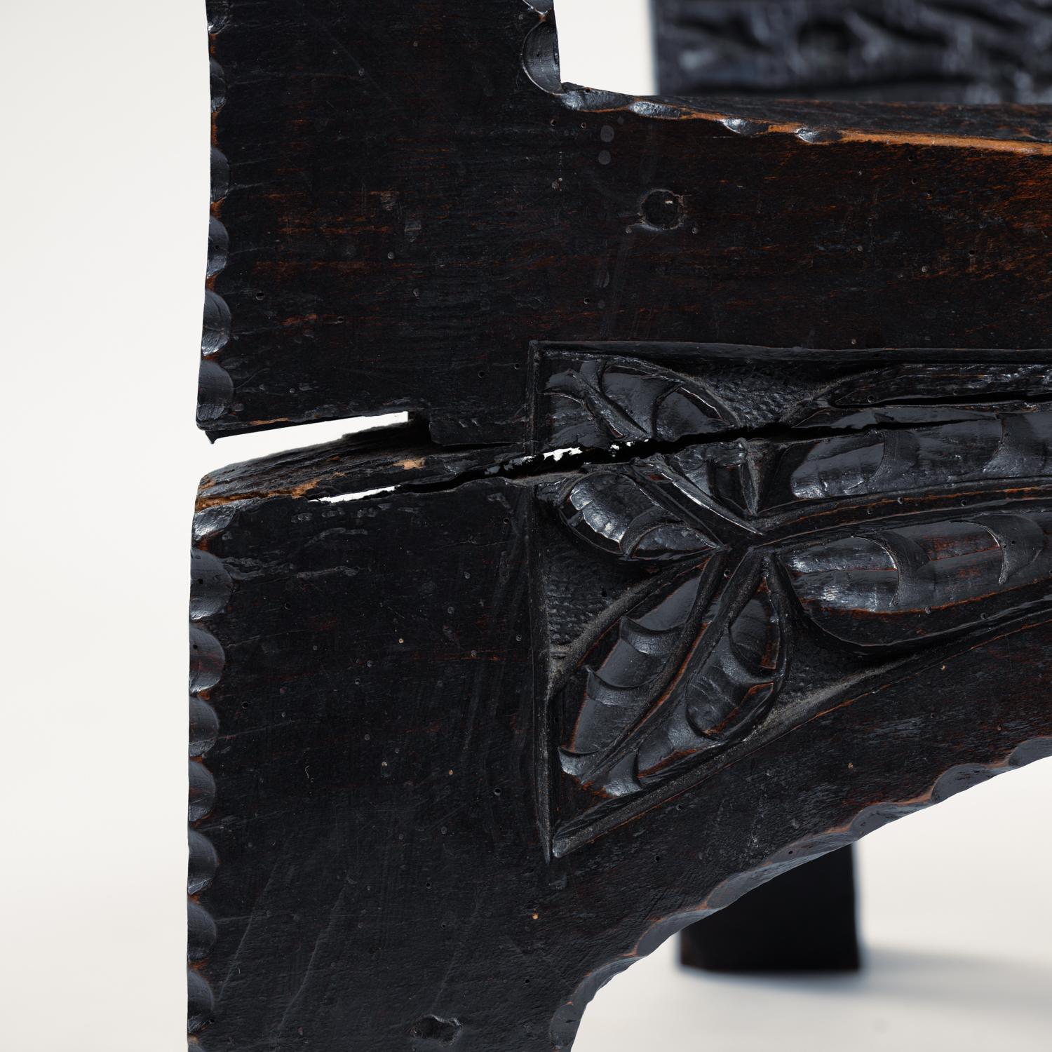 XVIIIe siècle et antérieur Fauteuil sculptural médiéval en noyer avec sculptures florales, 17e siècle en vente