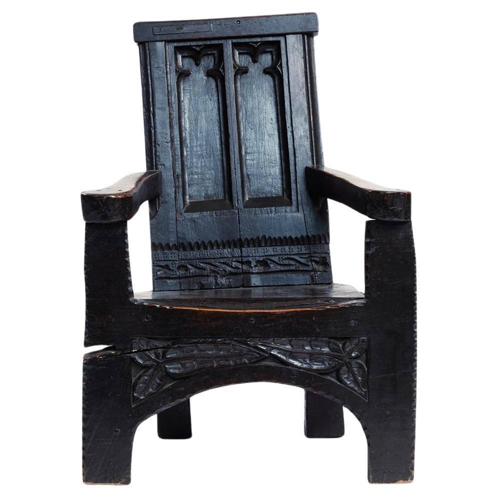 Fauteuil sculptural médiéval en noyer avec sculptures florales, 17e siècle en vente