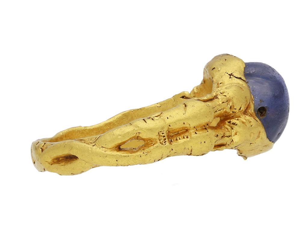 Médiéval Bague médiévale zoomorphe en or et saphir en vente