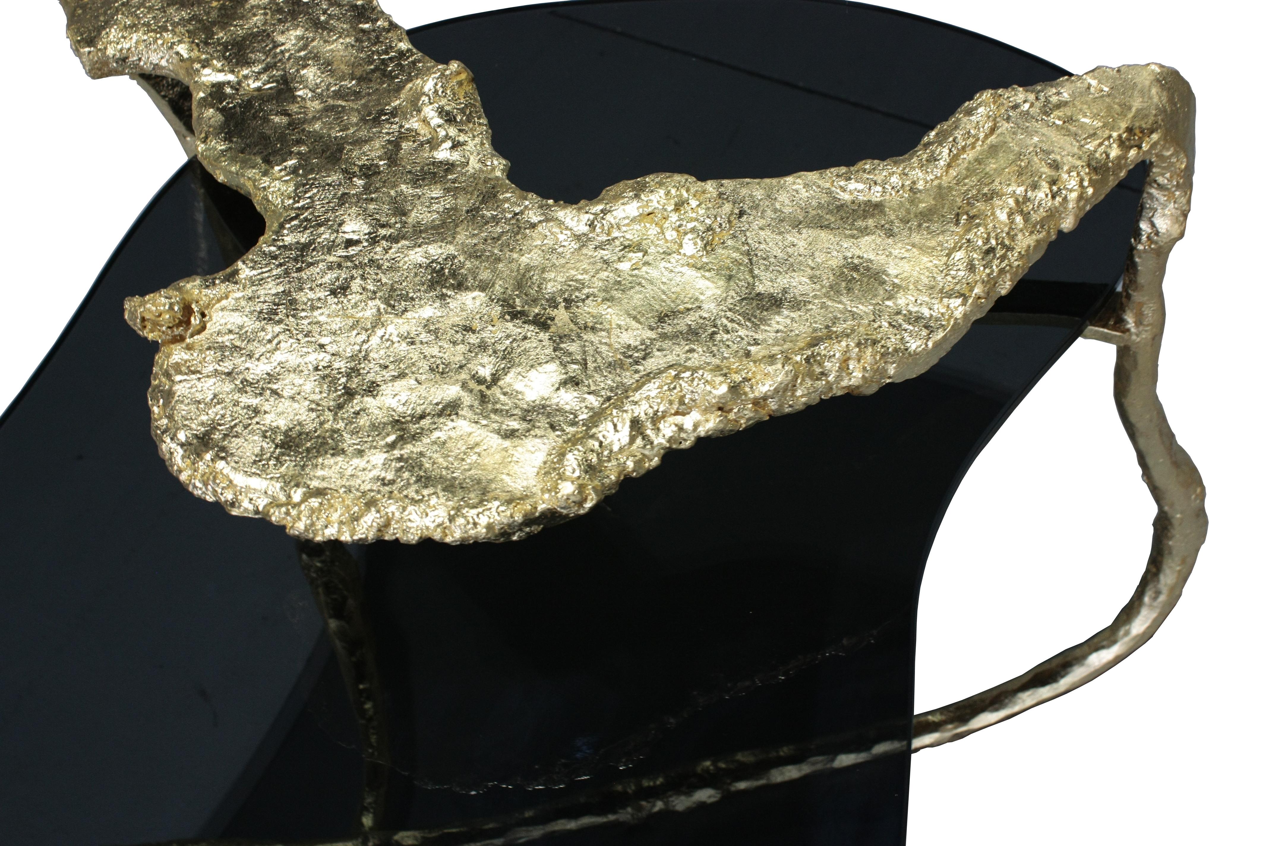 Américain Table basse sculpturale en acier doré et verre faite à la main, unique en son genre en vente