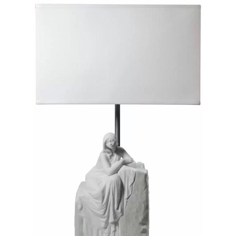 Lampe de table avec le design fait à la main de la figurine en porcelaine Femme contemplative I.

Les lampes de table Lladró allient fonctionnalité, beauté et perfection sculpturale. Les lignes droites et les proportions parfaites de l'écran
