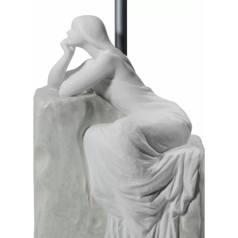 Lampe de table avec design fait main de la figurine en porcelaine Femme contemplative II.

Les lampes de table Lladró allient fonctionnalité, beauté et perfection sculpturale. Les lignes droites et les proportions parfaites de l'écran s'harmonisent