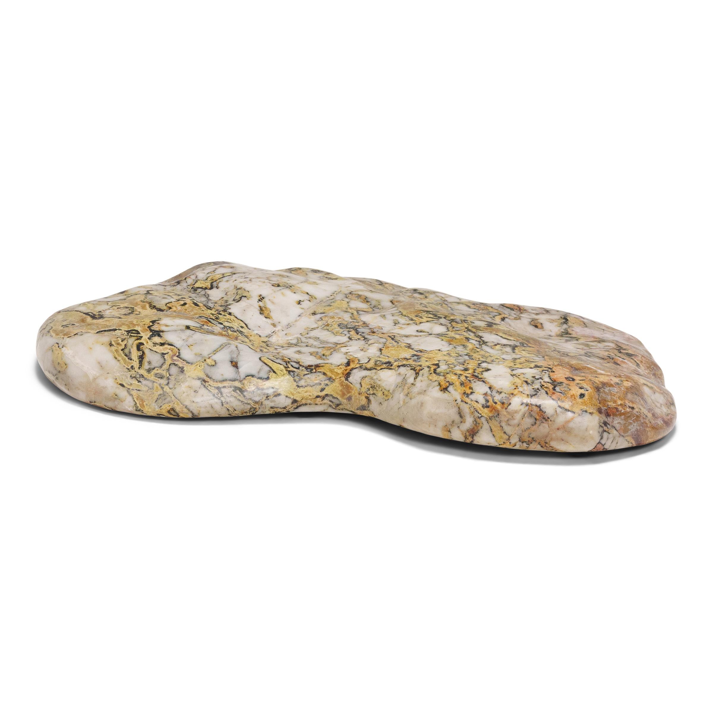 Procedente de la provincia china de Jiangsu, esta losa de piedra de meditación se seleccionó cuidadosamente por su forma biomórfica y su patrón irregular, su campo de mármol blanco marcado por corrientes de verde, amarillo y rojo hierro. La losa se