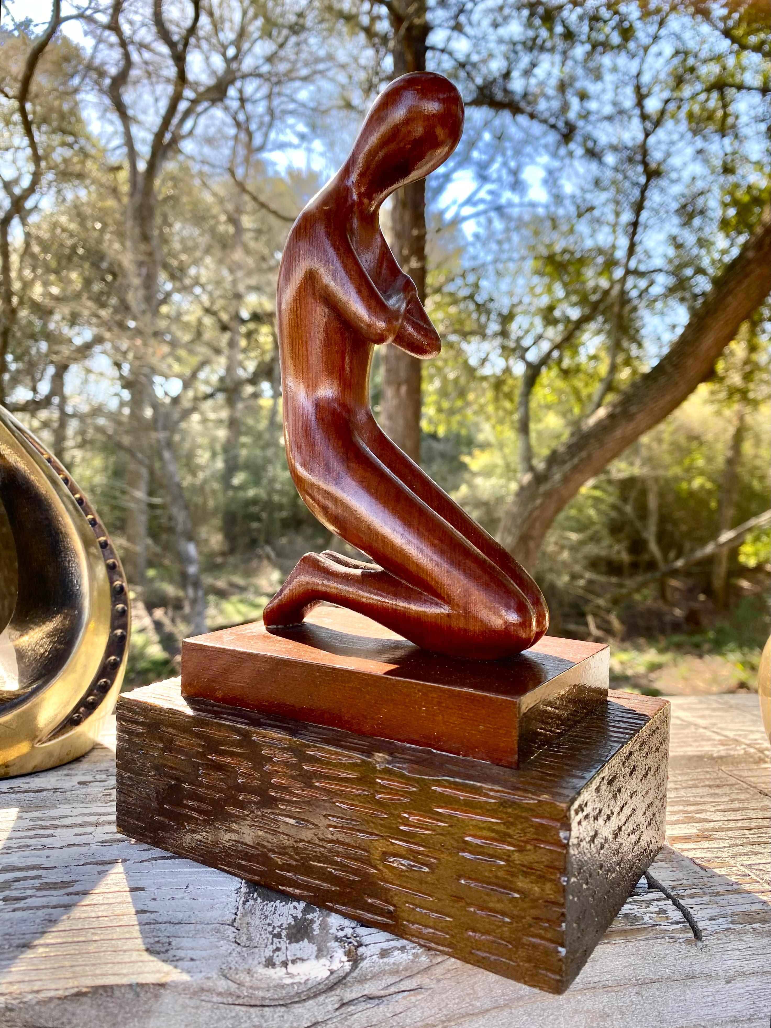 La meditativa scultura in legno intagliato di Viljo Aarnos è uno splendido esempio di eleganza minimalista e di attenta lavorazione artigianale. Il pezzo, proveniente dalla Finlandia, parla di sé grazie alla sua semplicità, con un legno liscio ed