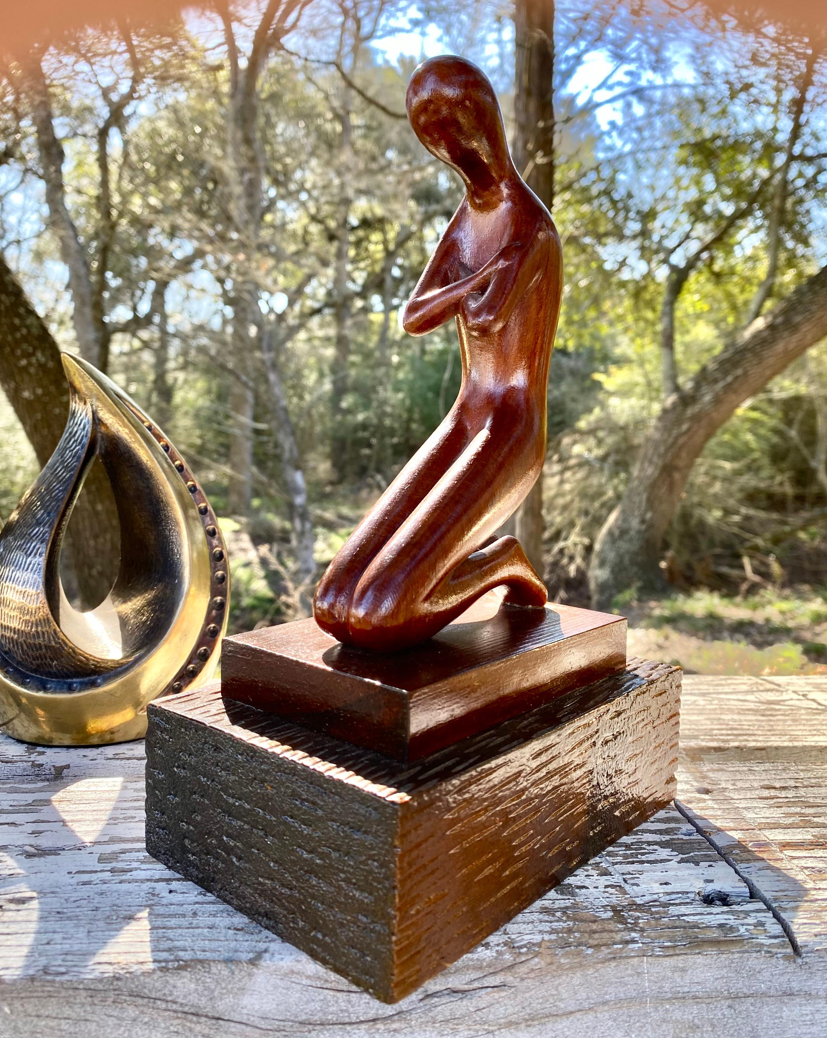 Finlandese Scultura meditativa in legno intagliato di Viljo Aarnos (Finlandia) in vendita