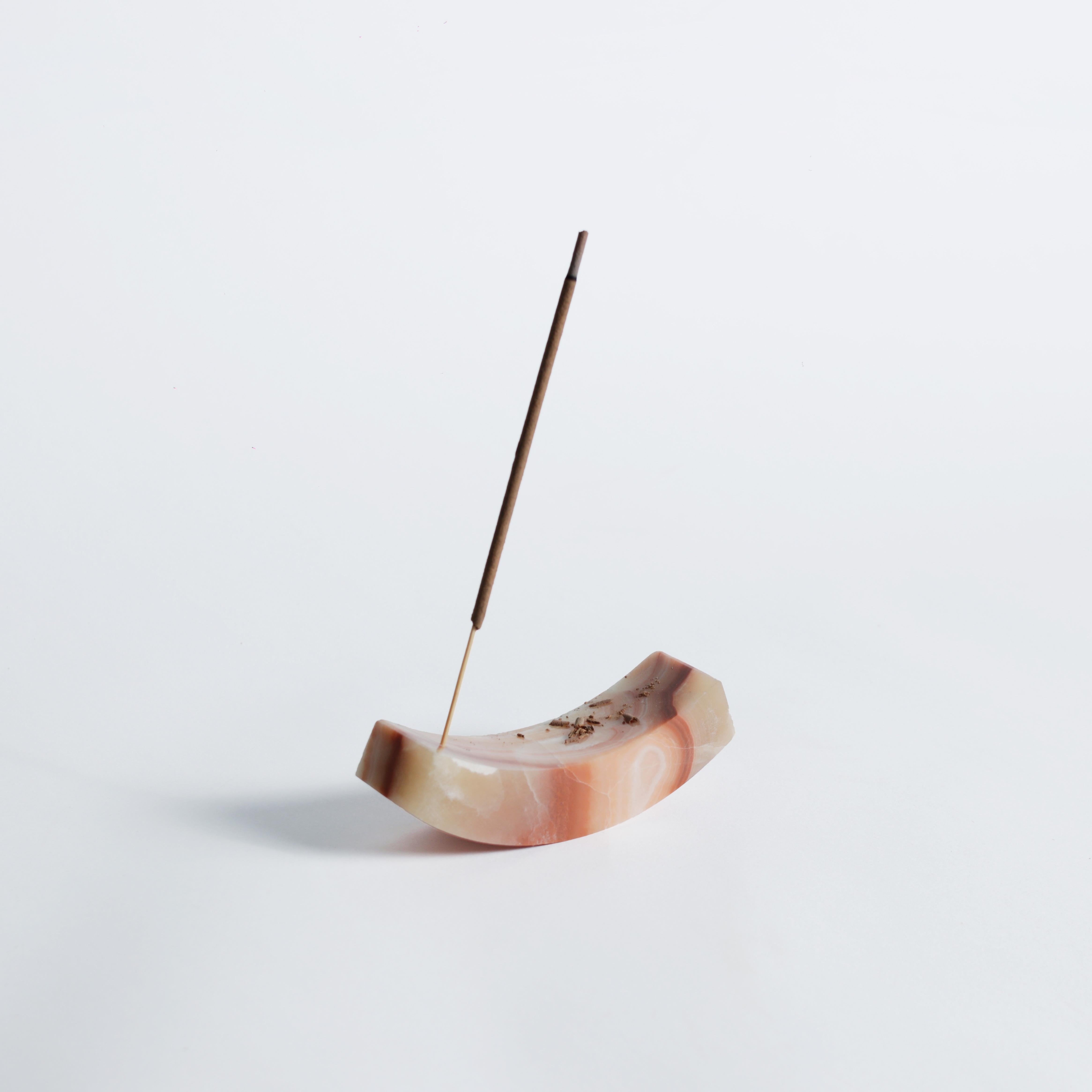 Découvrez l'un des cadeaux les plus uniques pour elle : le porte-encens Creamy Onyx Smile Curve. Avec sa forme sculpturale et sa finition en pierres semi-précieuses, c'est un accent moderne qui élève les rituels quotidiens avec une élégance sans