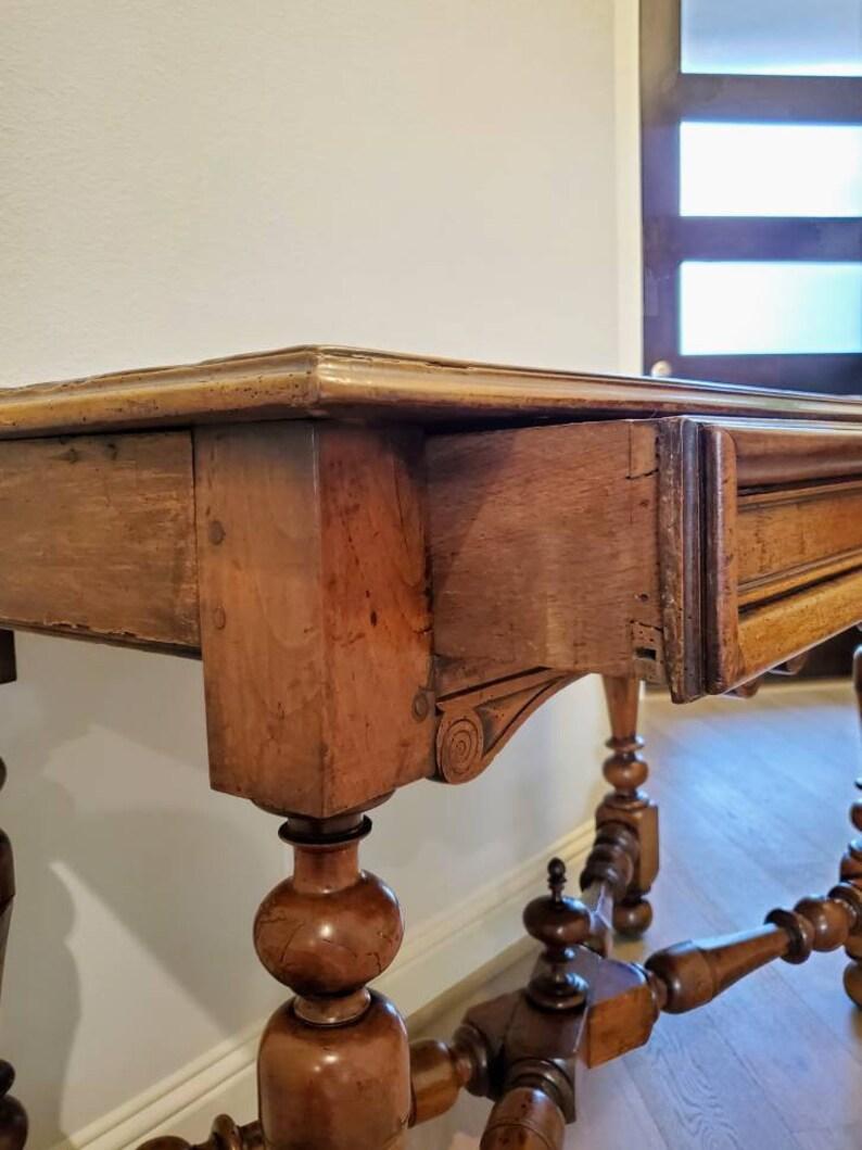 XIXe siècle Table rustique en noyer sculpté de style Louis XIII, 18e/19e siècle. en vente