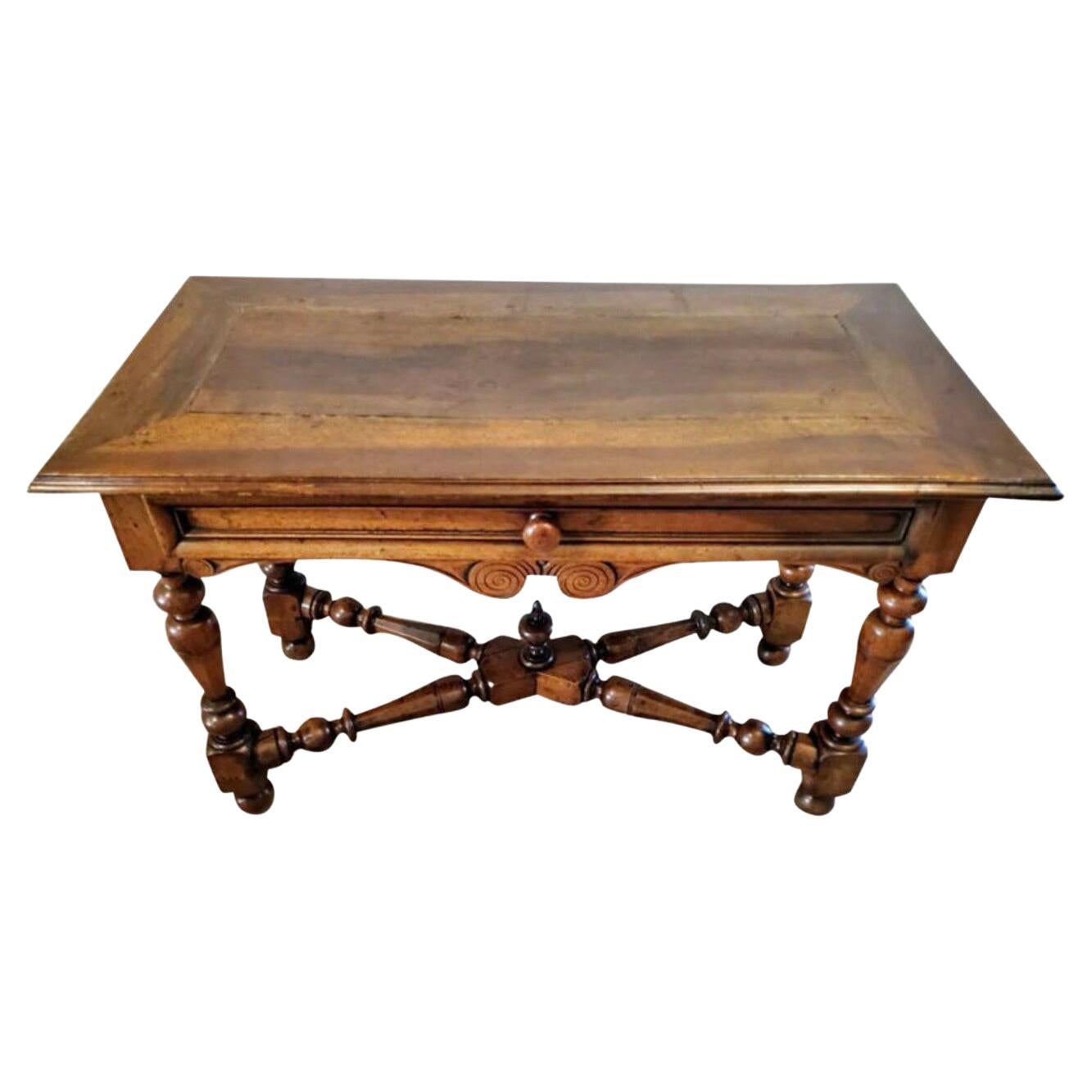 Table rustique en noyer sculpté de style Louis XIII, 18e/19e siècle. en vente