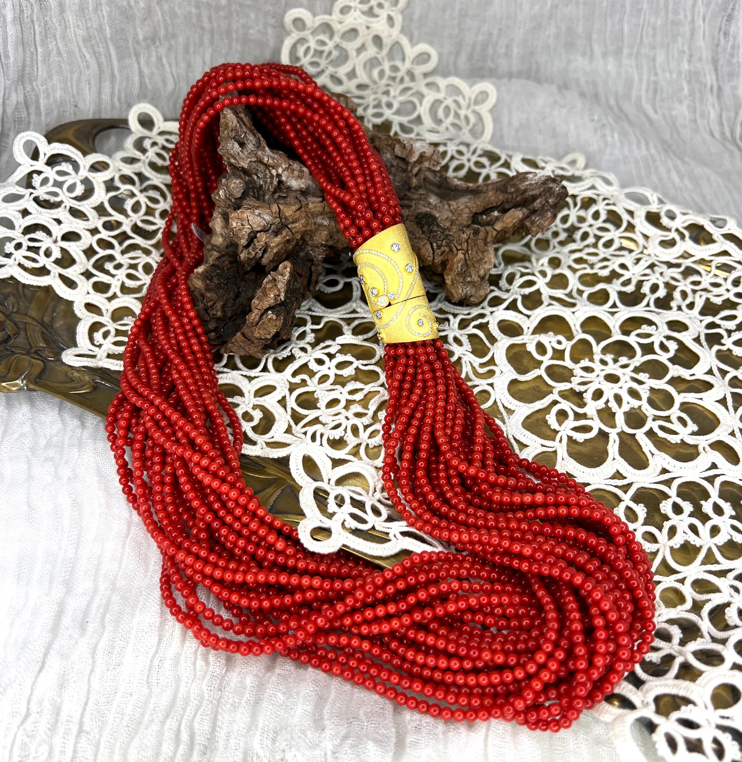 Diese einzigartige Designer-Halskette von S. Georgios ist ein Einzelstück. Diese Vintage Stränge von Red Mediterranean Corral sind schon seit einer früheren Generation in unserem Besitz. Georgios, der Designer, wusste, dass wir ein außergewöhnliches