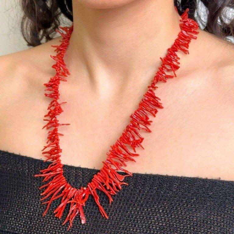 This high-quality necklace is crafted from natural undyed Mediterranean red blood coral, interspersed with natural, irregular branches that give the piece a bold and distinctive look. Elegant and visually striking, it's perfect for those seeking a