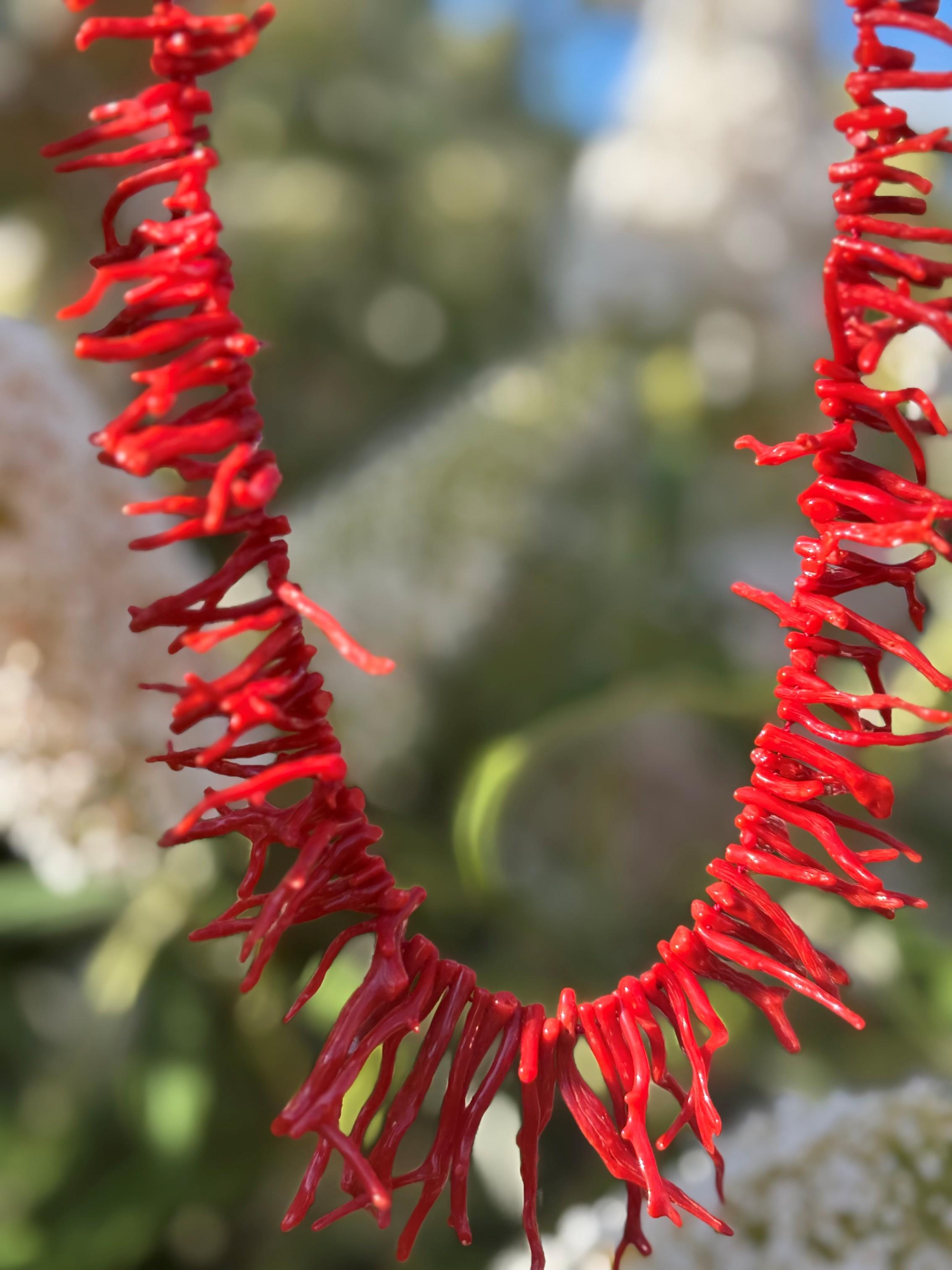 Mediterranean Coral Branch 14K Gold Necklace In Excellent Condition For Sale In GOES, NL