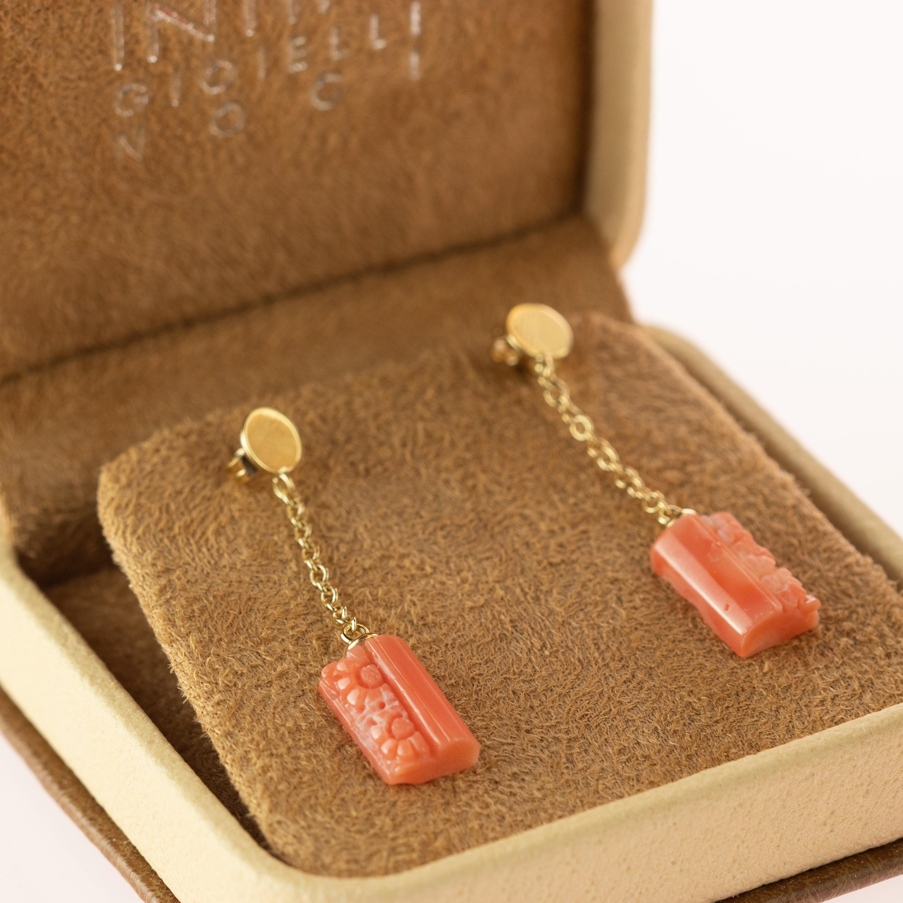 Mediterranean Coral Carved Rectangular 18 Karat Gold Chain Drop Flower Earrings In New Condition For Sale In Milano, IT