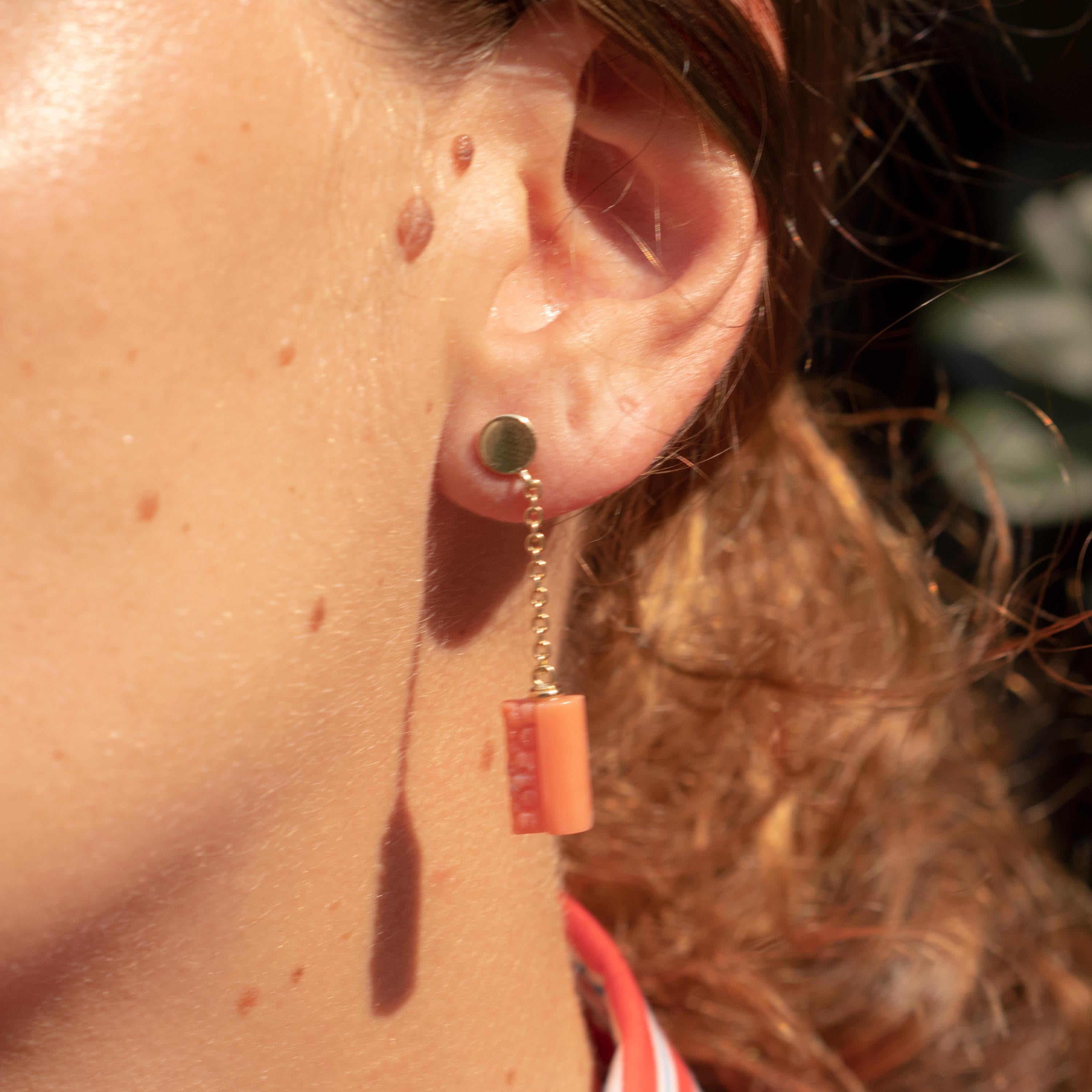 Mittelmeerische Koralle geschnitzt rechteckige 18 Karat Goldkette Tropfenblumen-Ohrringe im Zustand „Neu“ im Angebot in Milano, IT