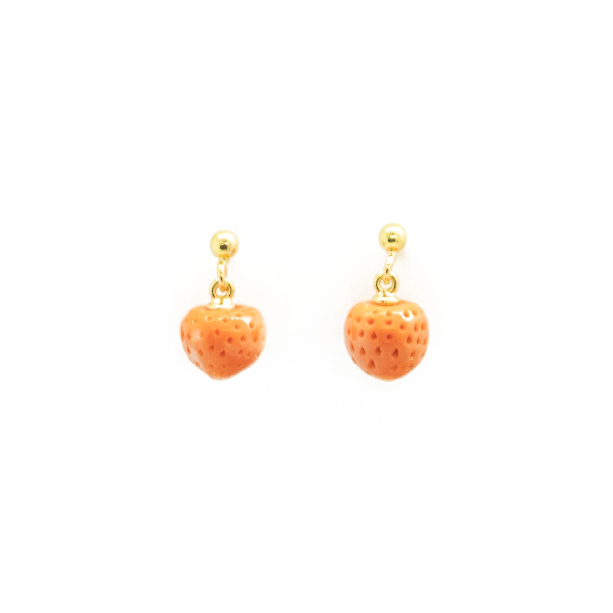 Astonishing and sweet mediterranean strawberry coral earrings. Natural coral carved gems held by 18 karat yellow gold delicate mounting, evoking the Italian handmade traditional jewelry art. 

100% Handmade in Italy High Jewellery.

This delicate